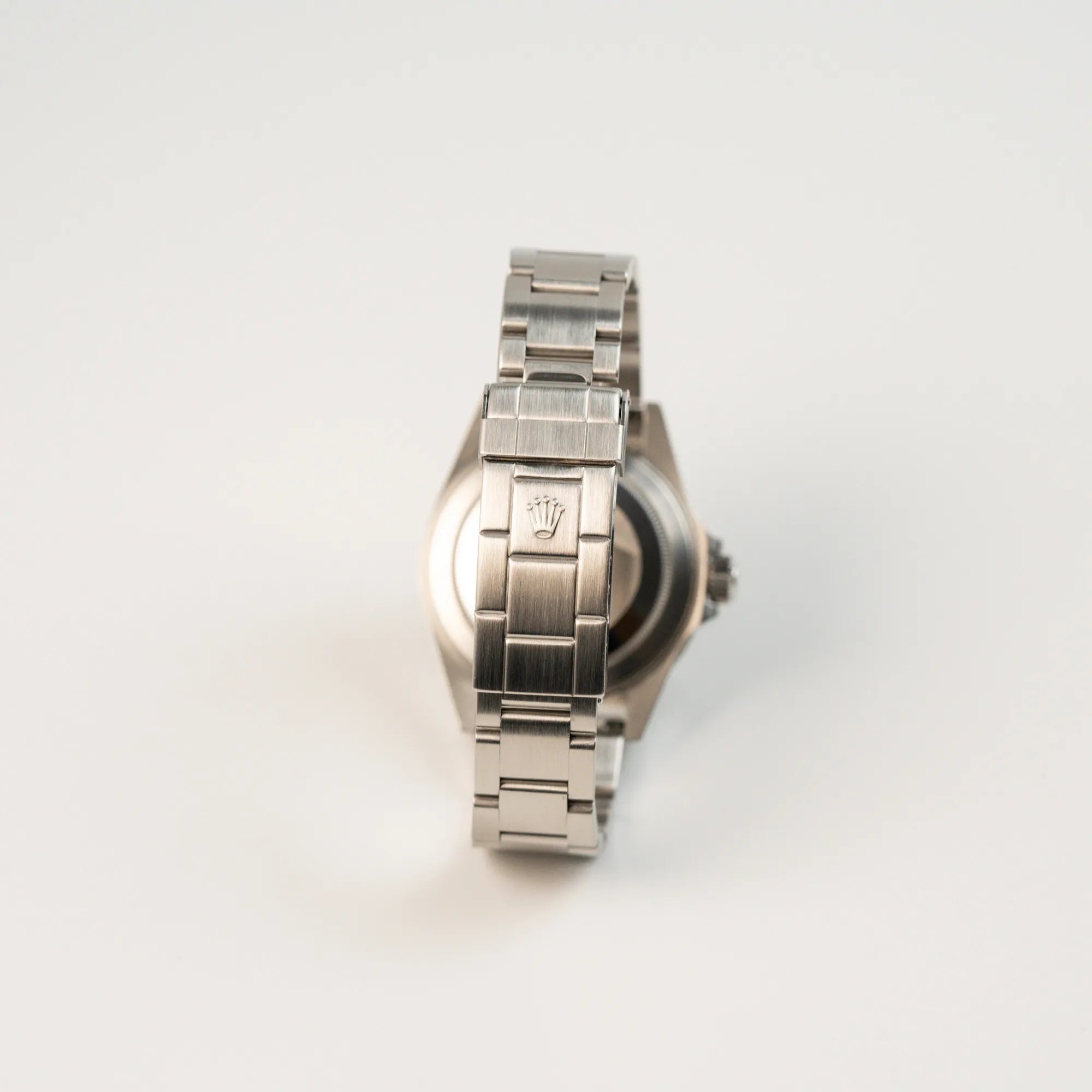 Blick auf das Oyster-Stahlband und die Faltschliesse mit Sicherung der Rolex Submariner Date Taucheruhr in der ikonischen Kermit-Variante mit einer einzigartigen Lime-Lünette
