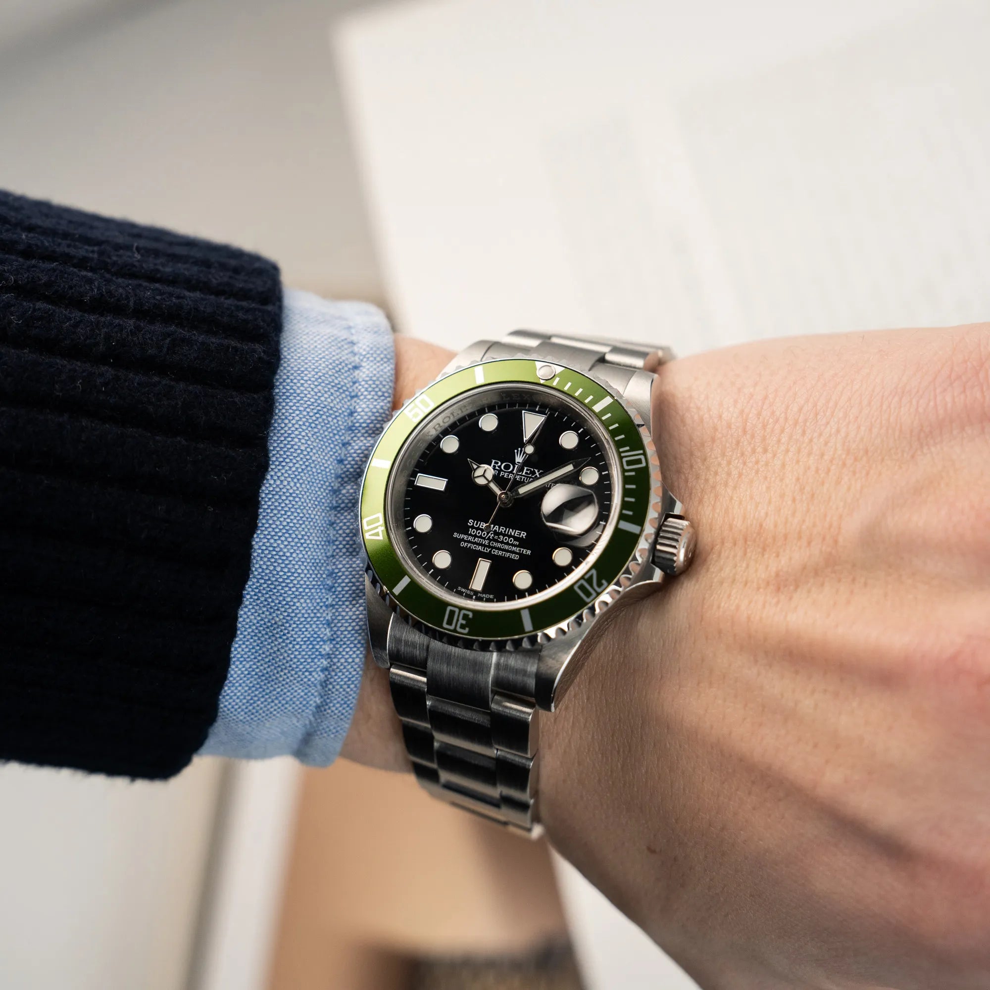 Wristshot mit der Rolex Submariner Date Taucheruhr in der ikonischen Kermit-Variante mit einer einzigartigen Lime-Lünette