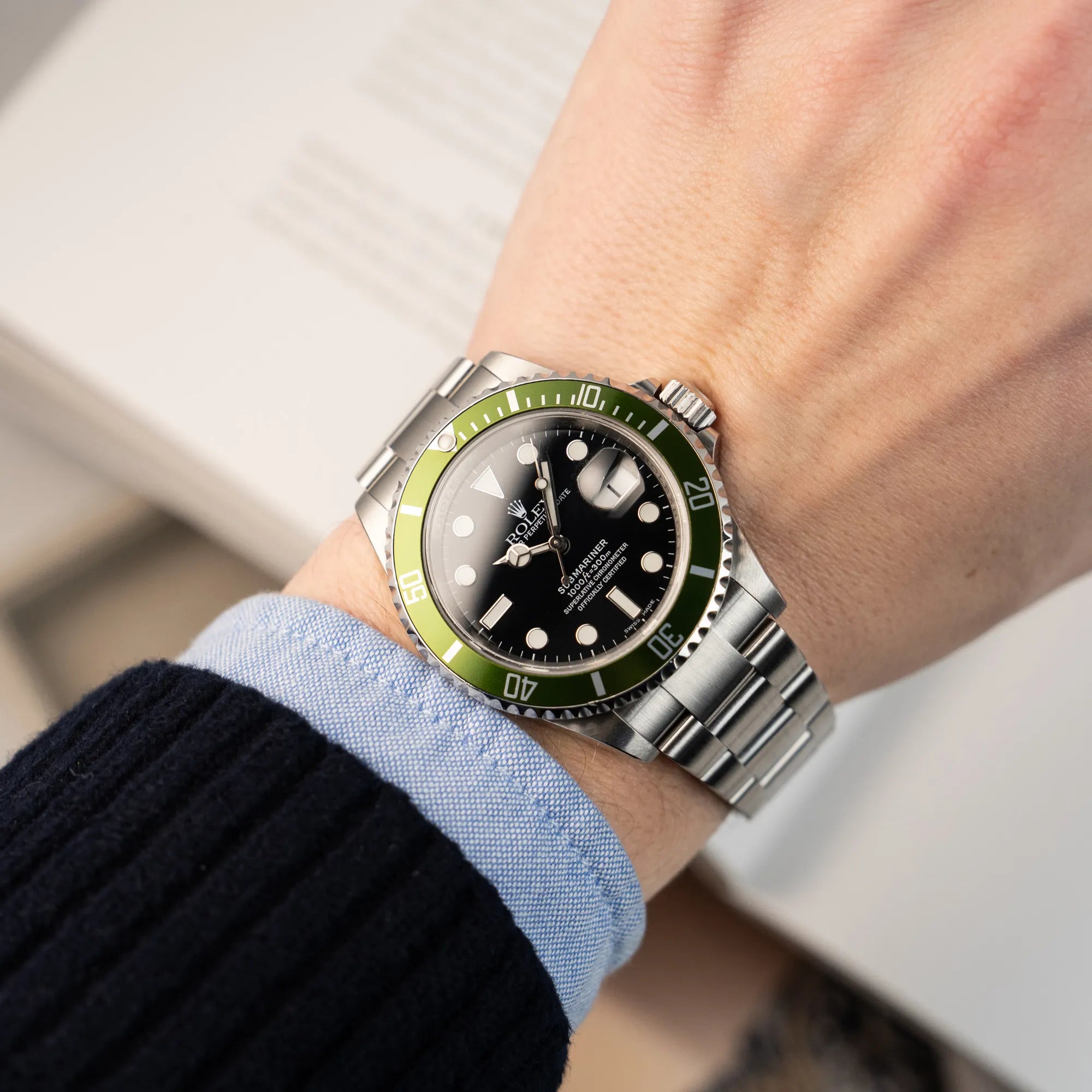 Wristshot mit der Rolex Submariner Date Taucheruhr in der ikonischen Kermit-Variante mit einer einzigartigen Lime-Lünette