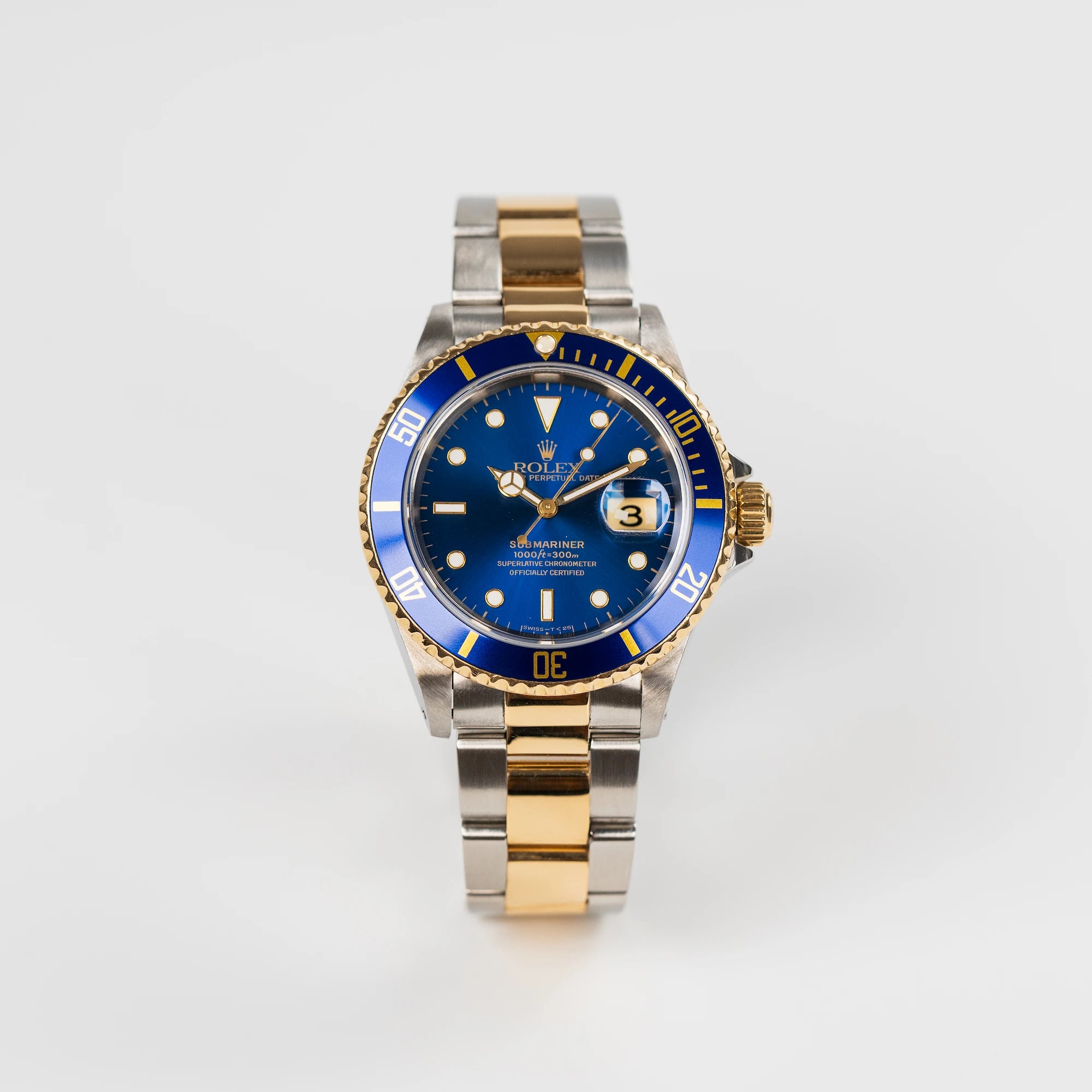 Frontale Ansicht der Rolex Submariner Date "Bluesy" in Stahl-Gold mit blauem Zifferblatt und Lünette