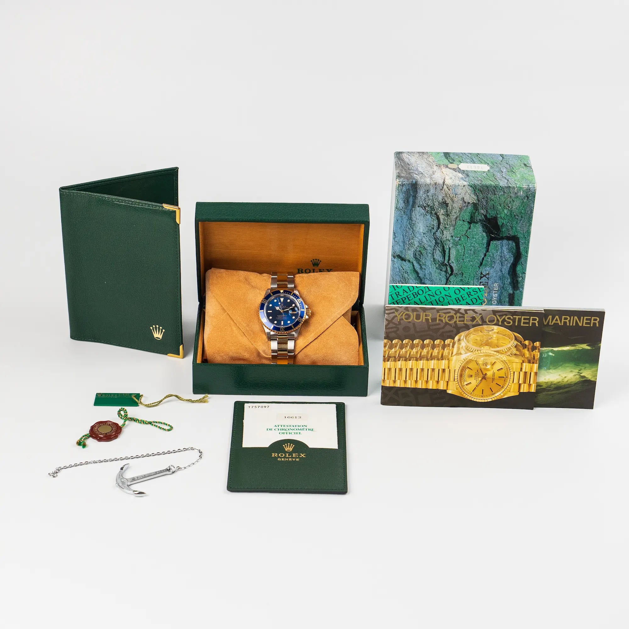 Lieferumfang der Rolex Submariner Date "Bluesy" in Stahl-Gold mit blauem Zifferblatt und Lünette, bestehend aus Box, Papieren, Booklets, Hangtag und Anker