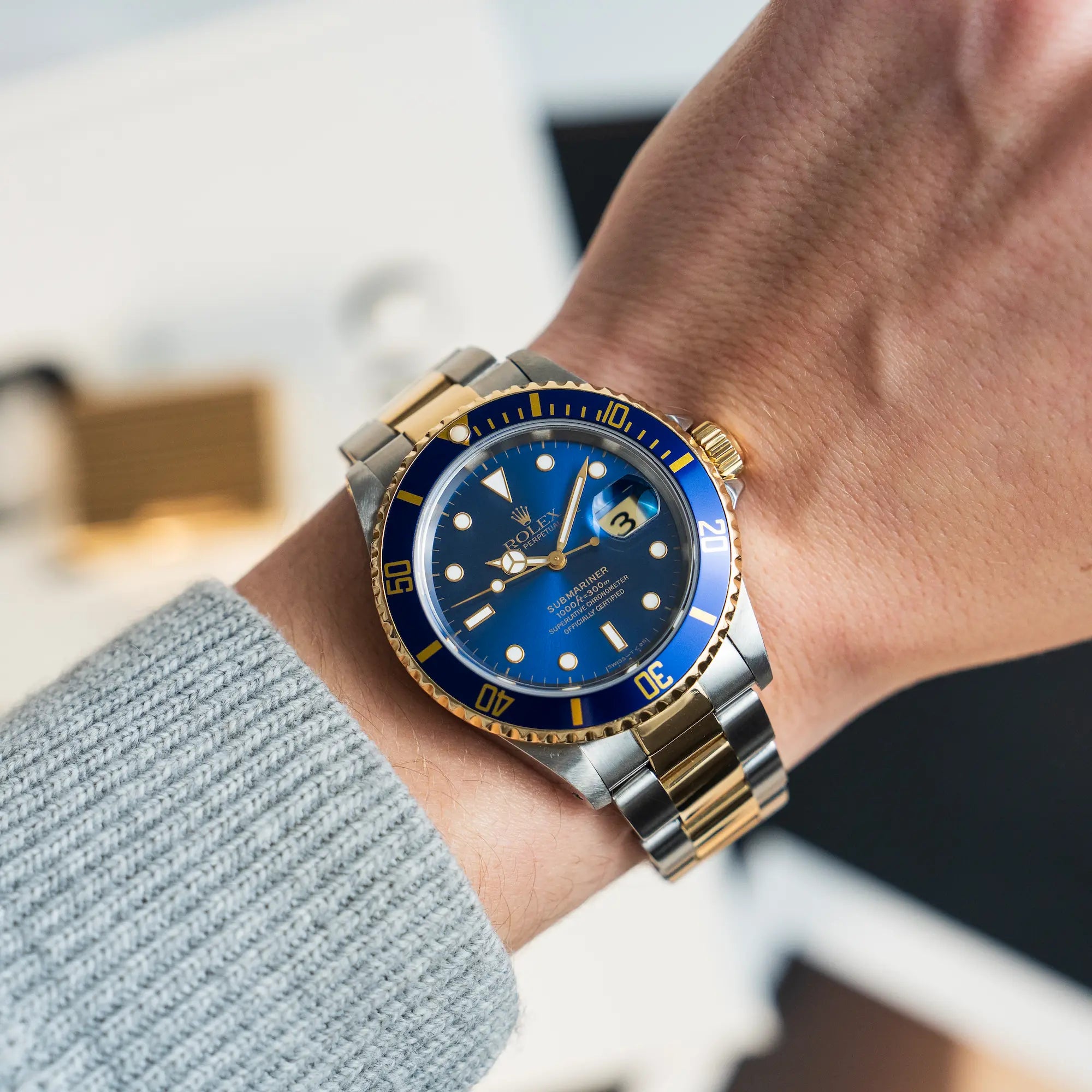 Wristshot mit der Rolex Submariner Date "Bluesy" in Stahl-Gold mit blauem Zifferblatt und Lünette