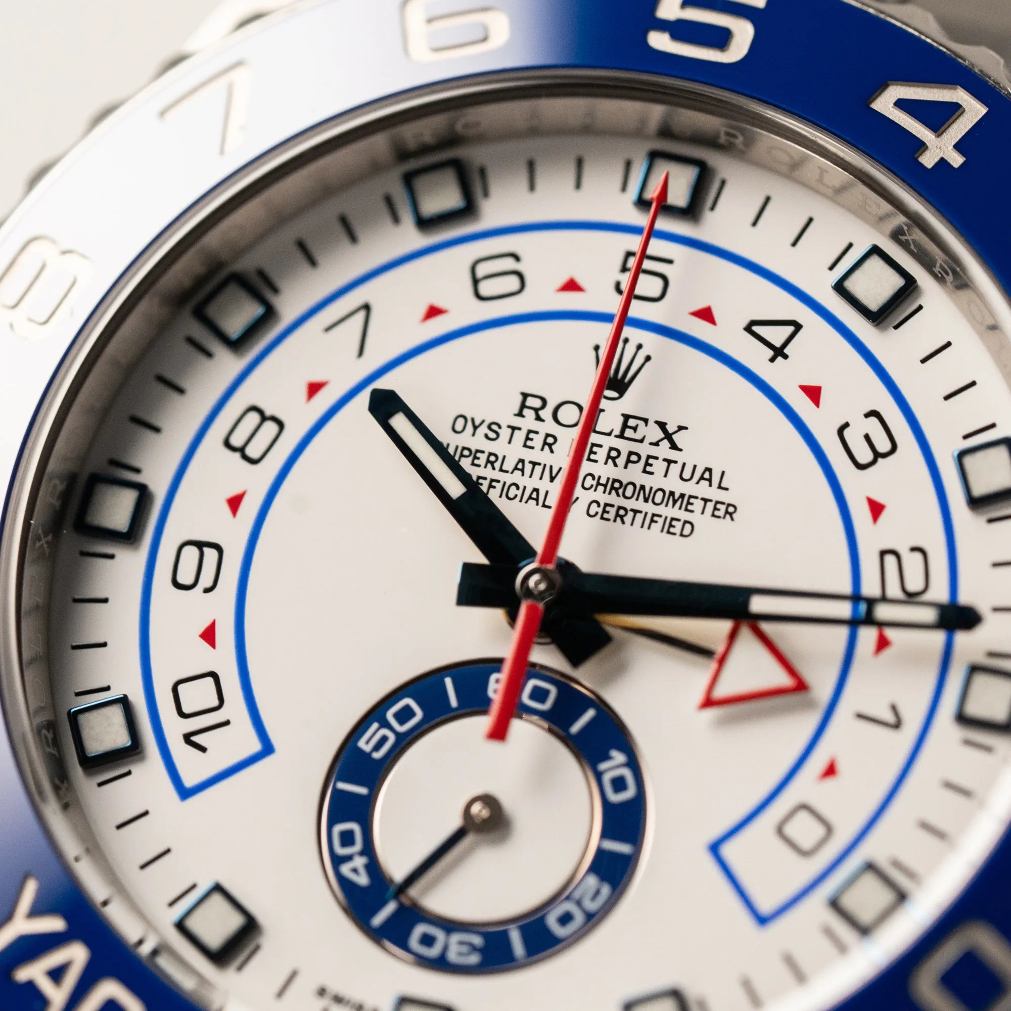 Makroaufnahme des Zifferblatts der Rolex Yacht-Master 2 mit weißem Zifferblatt und blauer Lynette