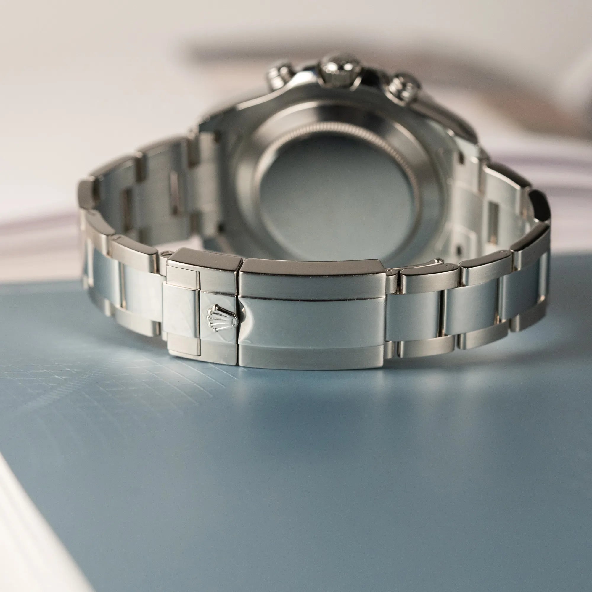 Detailaufnahme der Faltschliesse der Rolex Yacht-Master 2 mit weißem Zifferblatt und blauer Lynette