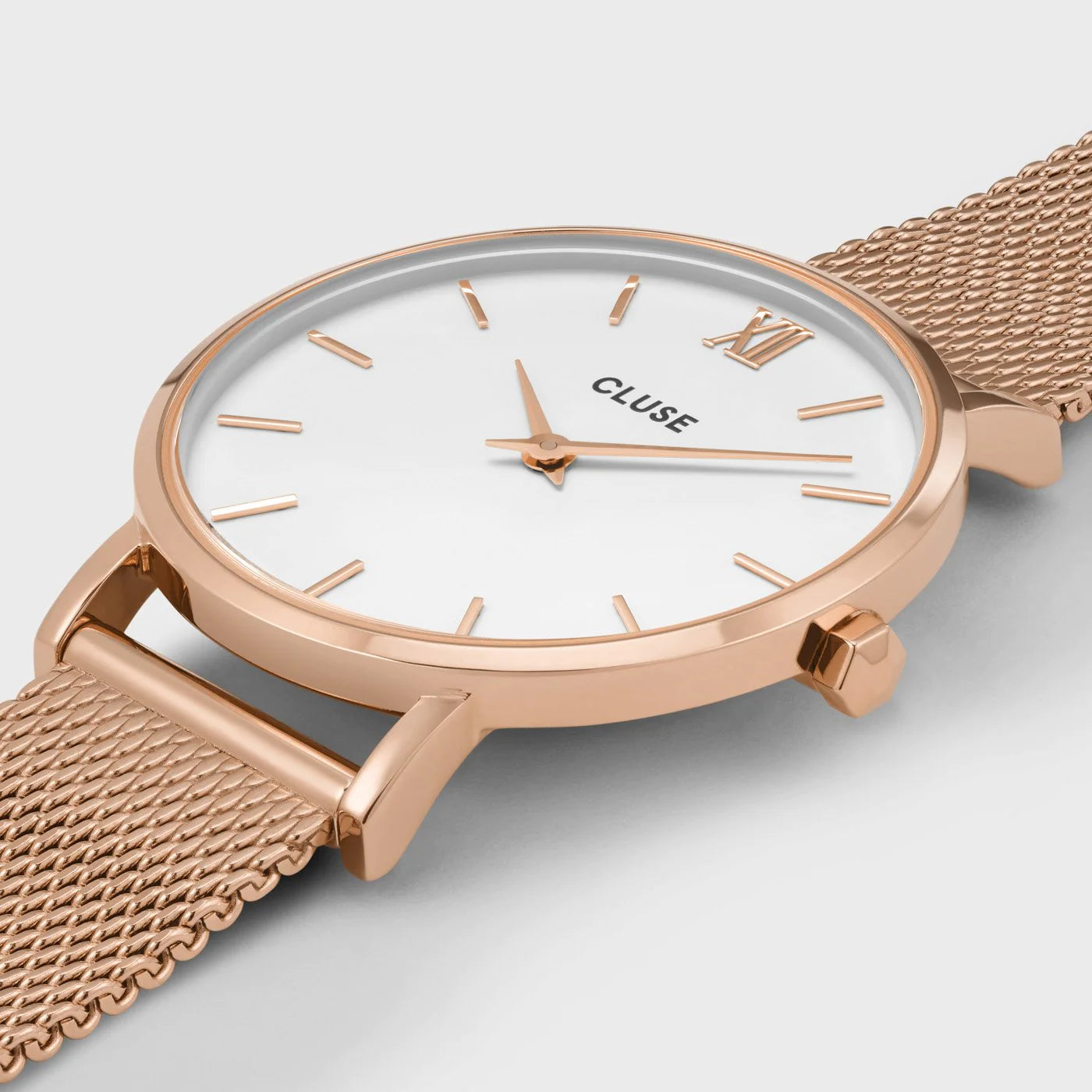 Detailansicht der Cluse Stahl-Uhr "Minuit Mesh" mit roségold-farbenem Gehäuse und weißem Zifferblatt