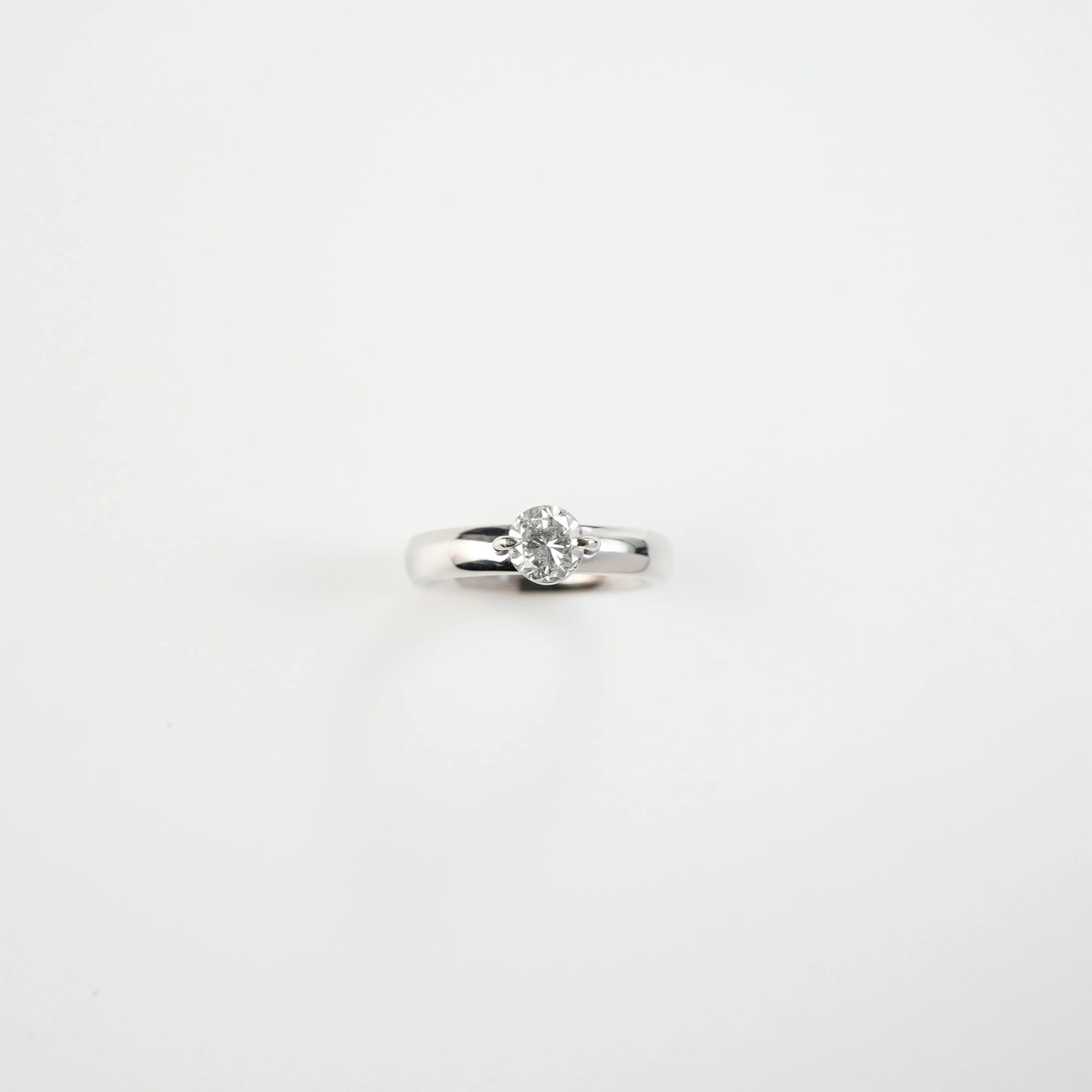 Produktfotografie des Weißgold-Solitaire-Rings mit einem 1,10 Carat Diamanten aus der Schmuckatelier Lang Collection mit einem Blickwinkel der Draufsicht