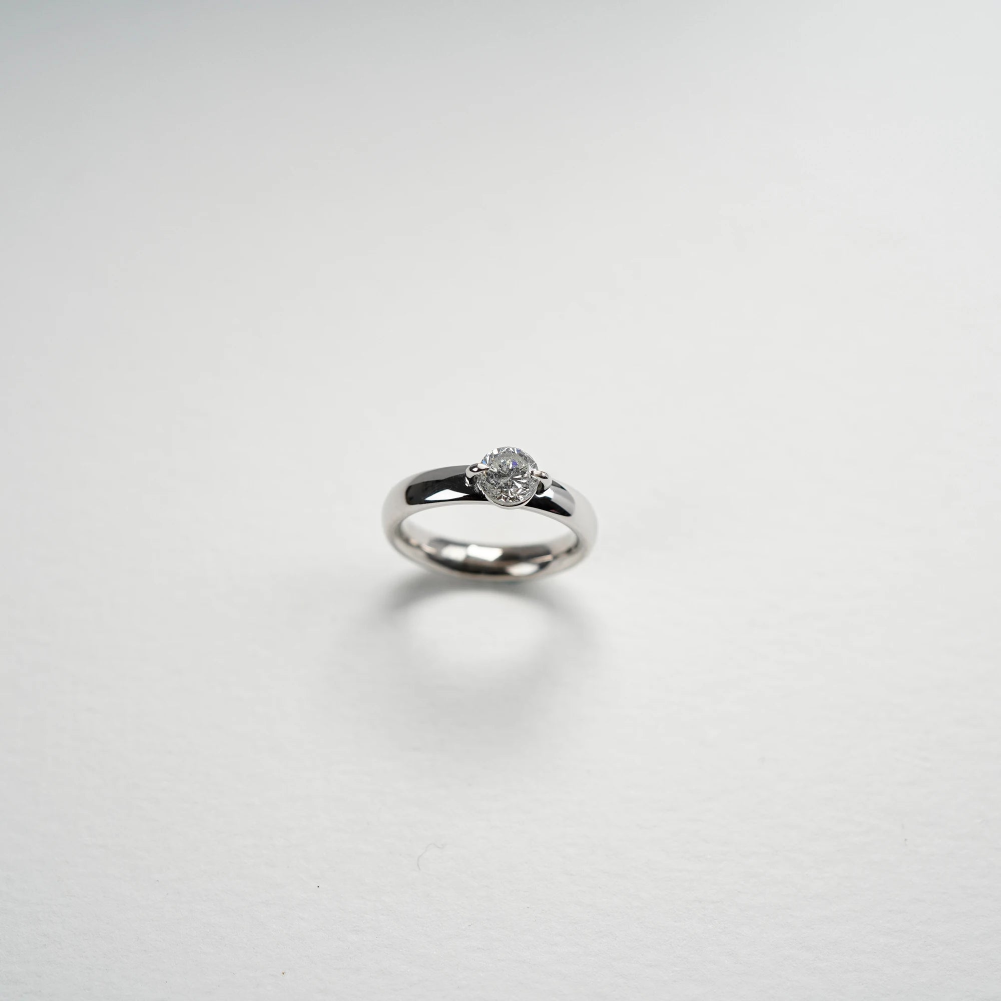 Produktfotografie des Weißgold-Solitaire-Rings mit einem 1,10 Carat Diamanten aus der Schmuckatelier Lang Collection 
