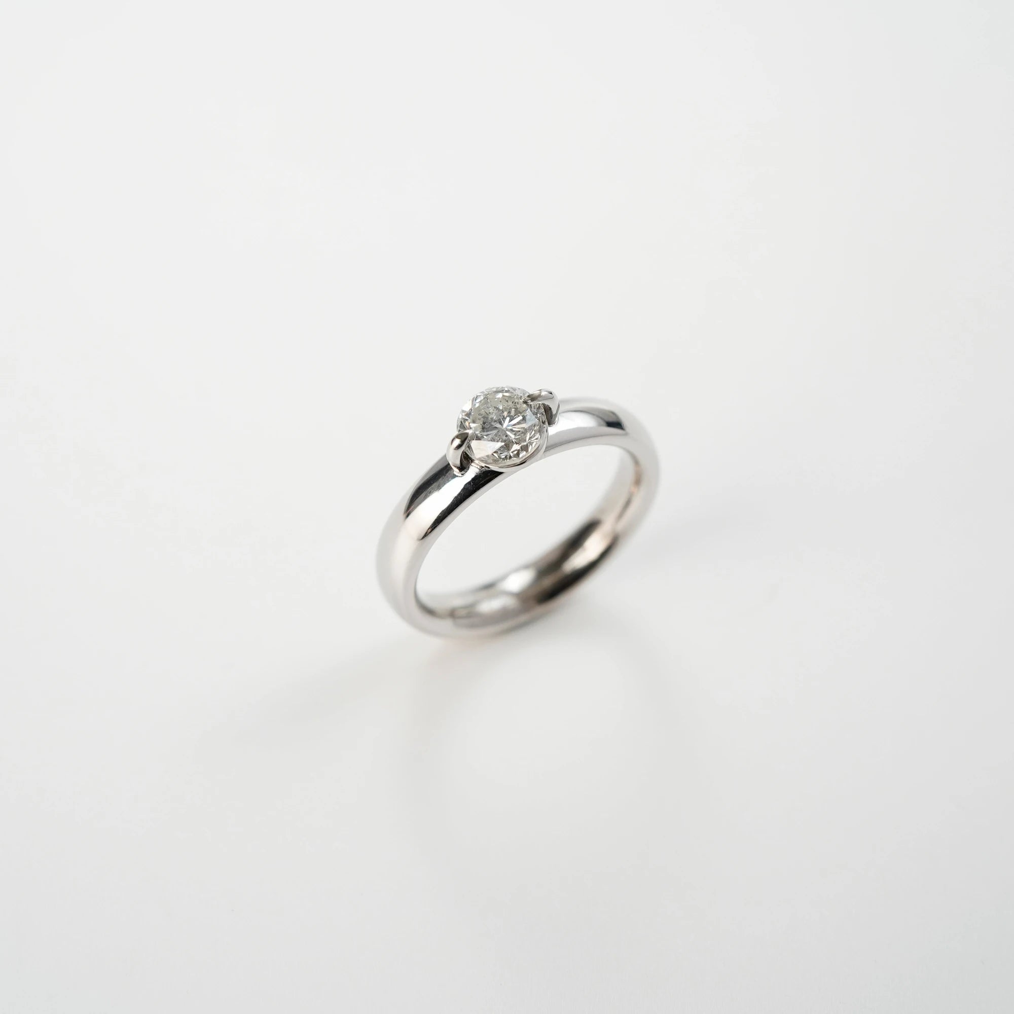 Produktfotografie des Weißgold-Solitaire-Rings mit einem 1,10 Carat Diamanten aus der Schmuckatelier Lang Collection mit leicht seitlichem Blickwinkel 