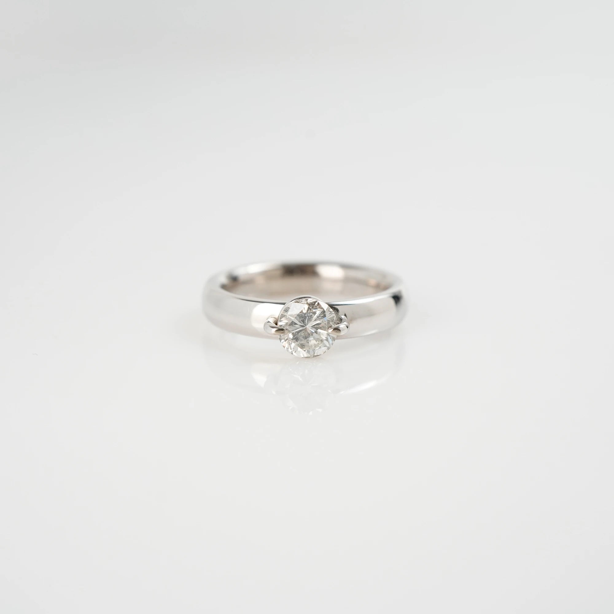 Produktfotografie des liegenden  Weißgold-Solitaire-Rings mit einem 1,10 Carat Diamanten aus der Schmuckatelier Lang Collection 