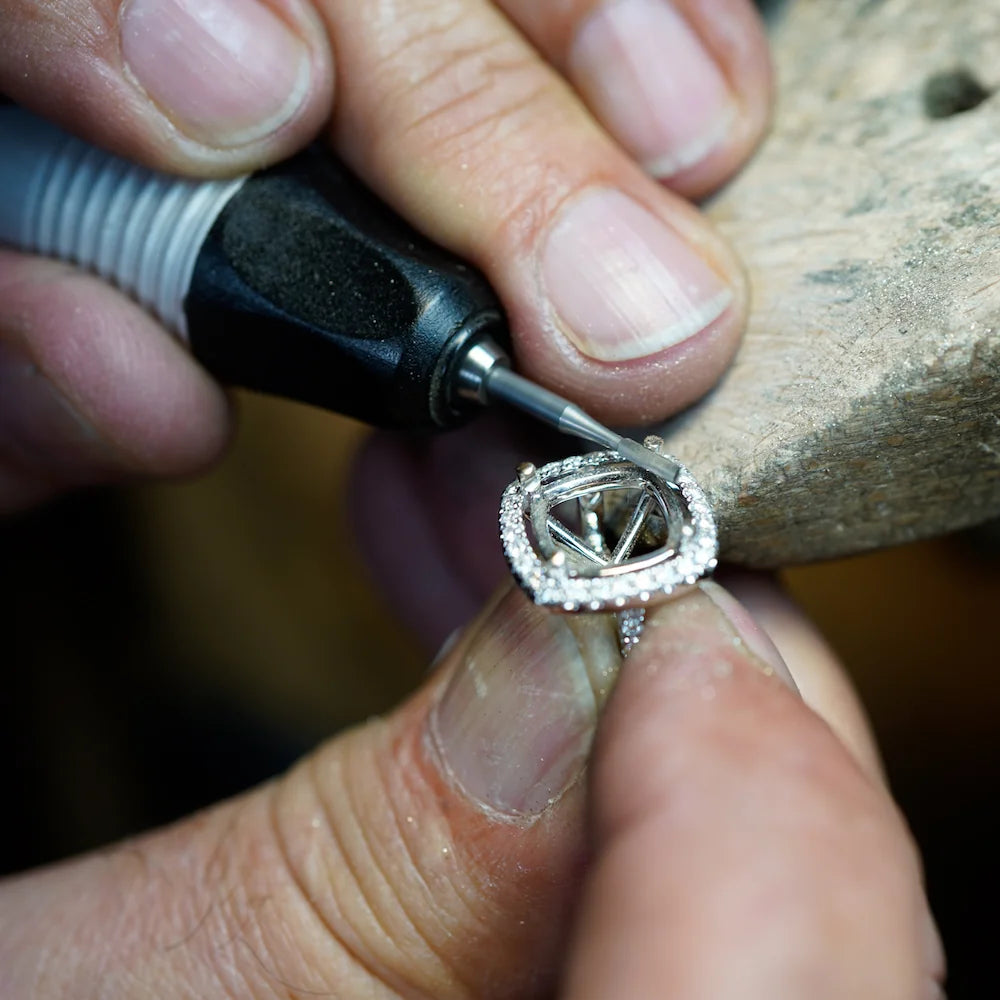 Goldschmied bereitet die Fassung eines Rings für einen Edelstein in Handarbeit vor