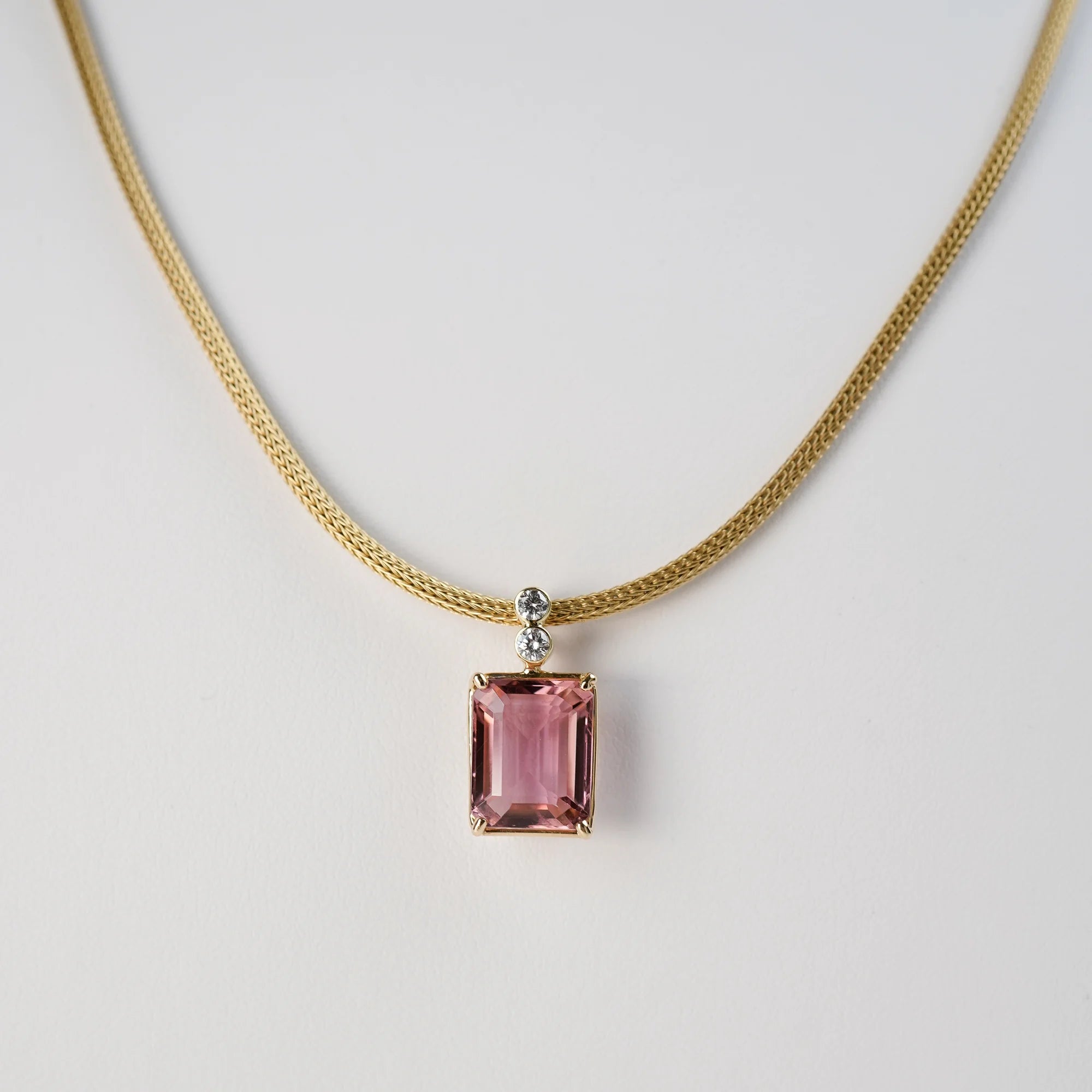 Produktfotografie des gelbgoldenen Colliers aus der Schmuckatelier Lang Collection mit einem großen pinken Tansanit als Anhänger