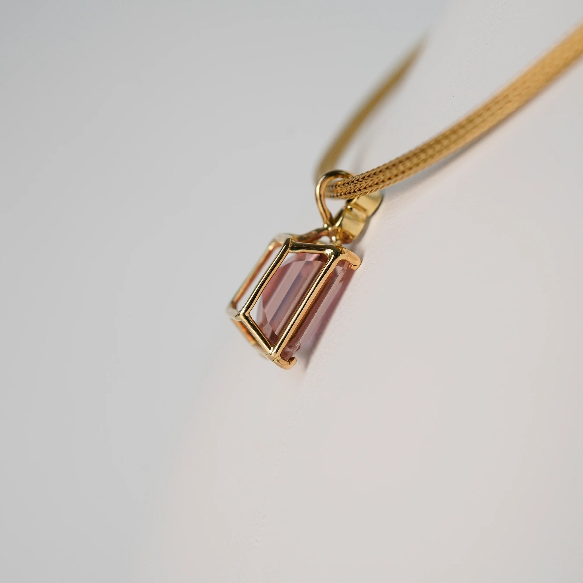 Detailaufnahme der Fassung aus Gelbgold für das Pink Tansanit Collier aus der Schmuckatelier Lang Collection