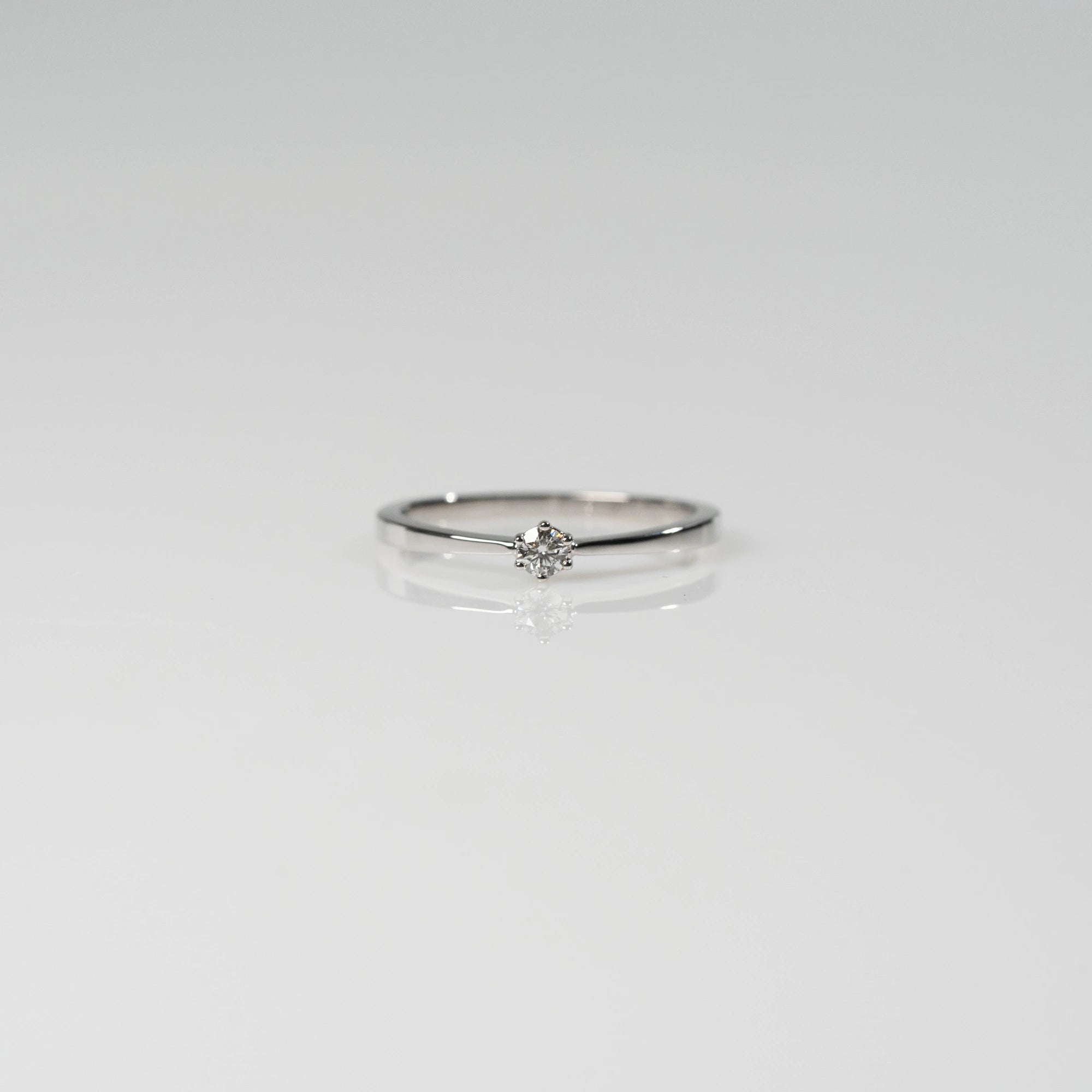 Frontale Ansicht des Verlobungsrings "Promise" aus der Schmuckatelier Lang Collection mit einem in einer 6er Kappe gefassten Diamanten