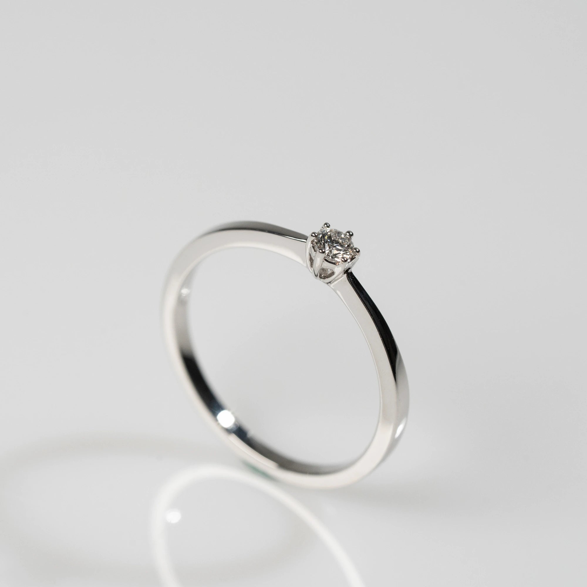Detailaufnahme des Weißgold-Verlobungsrings "Promise" aus der Schmuckatelier Lang Collection mit einem in einer 6er Kappe gefassten Diamanten