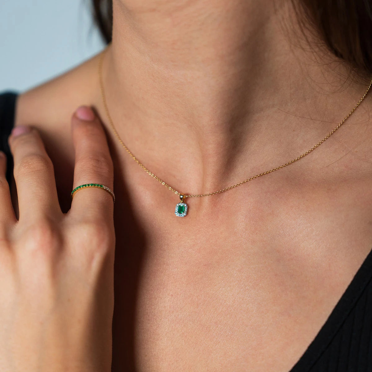 Frau trägt den Smaragd Ring mit dem passenden Smaragd Collier aus der Schmuckatelier Lang Collection