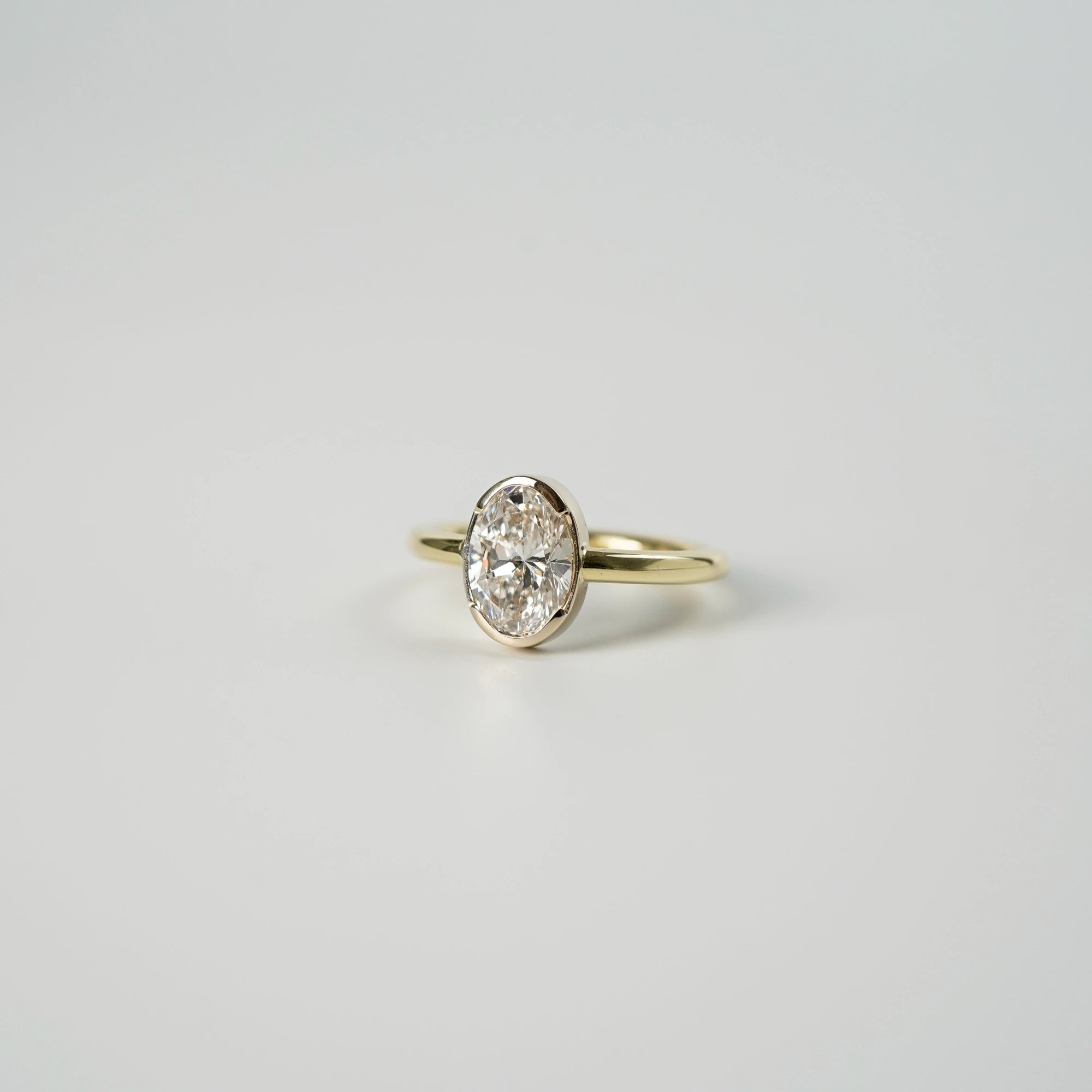 Produktfoto des in Gelbgold gefertigten Verlobungsrings "Gleaming Love" mit einem großen Labor-Diamanten mit 2.03ct (liegend)