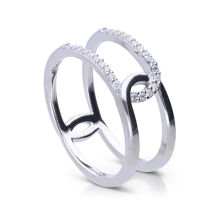 Silberner Ring von Diamonfire, der wirkt, als wären zwei Bügel ineinander verschlungen, wovon wiederum einer mit Zirkonia-Steinen besetzt wurde