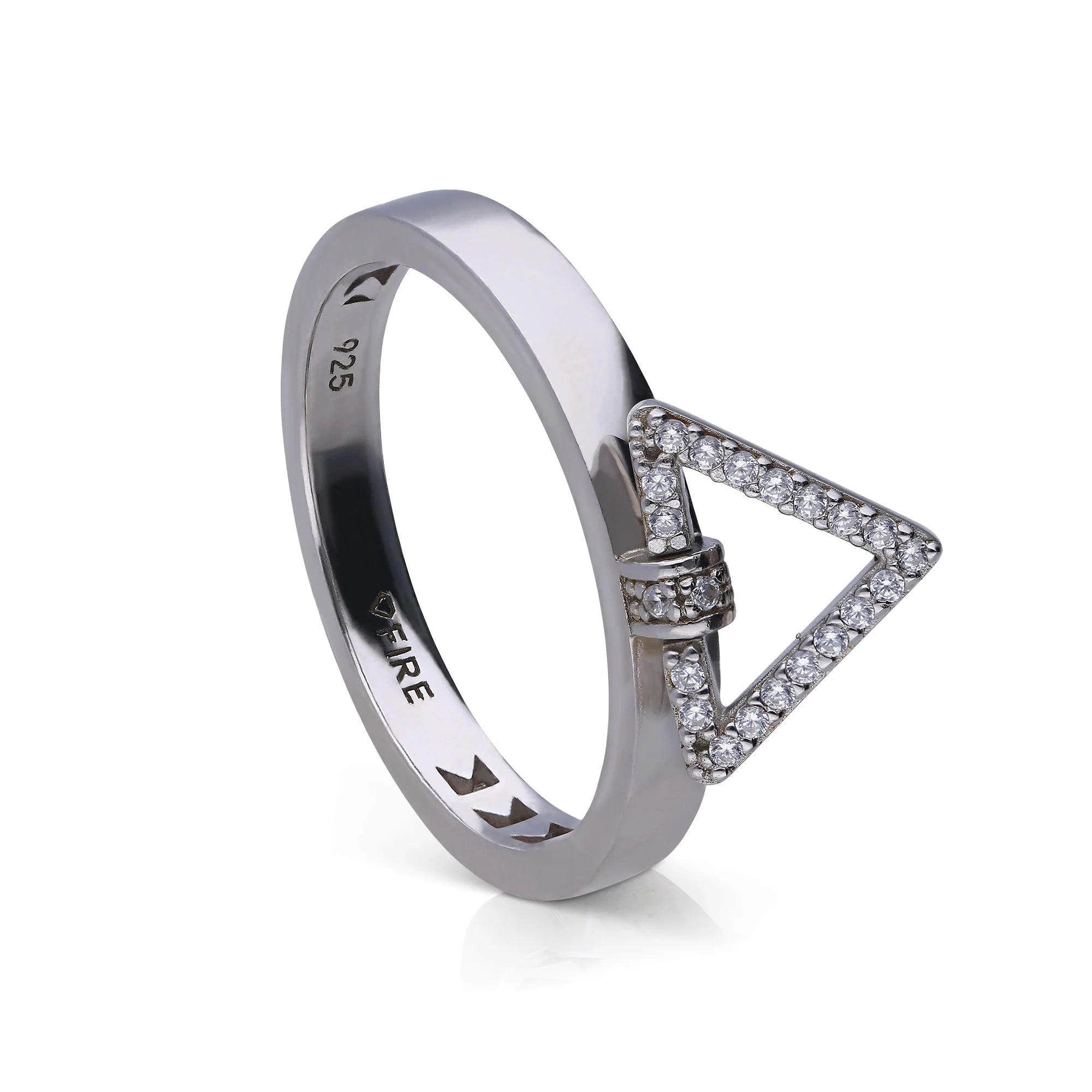 Silberner Diamonfire-Ring mit einer einfachen Ringschiene, welcher durch ein befestigtes, mit Zirkonia-Steinen besetztes, kleines Dreieck verziert wurde