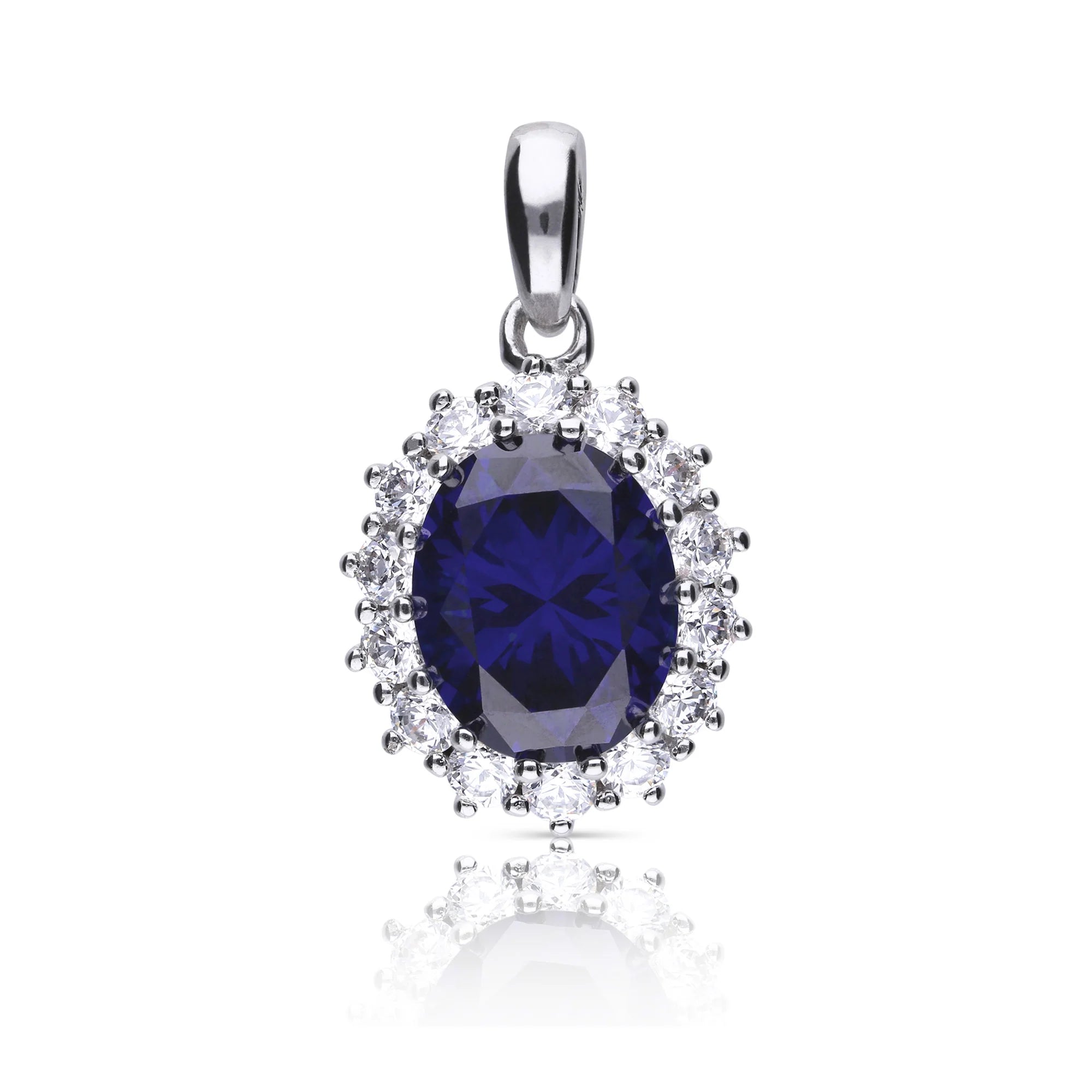 Produktfotografie des Collier-Anhängers von Diamonfire mit einem großen blauen Stein und einem Diamantbesatz um den zentralen blauen Stein