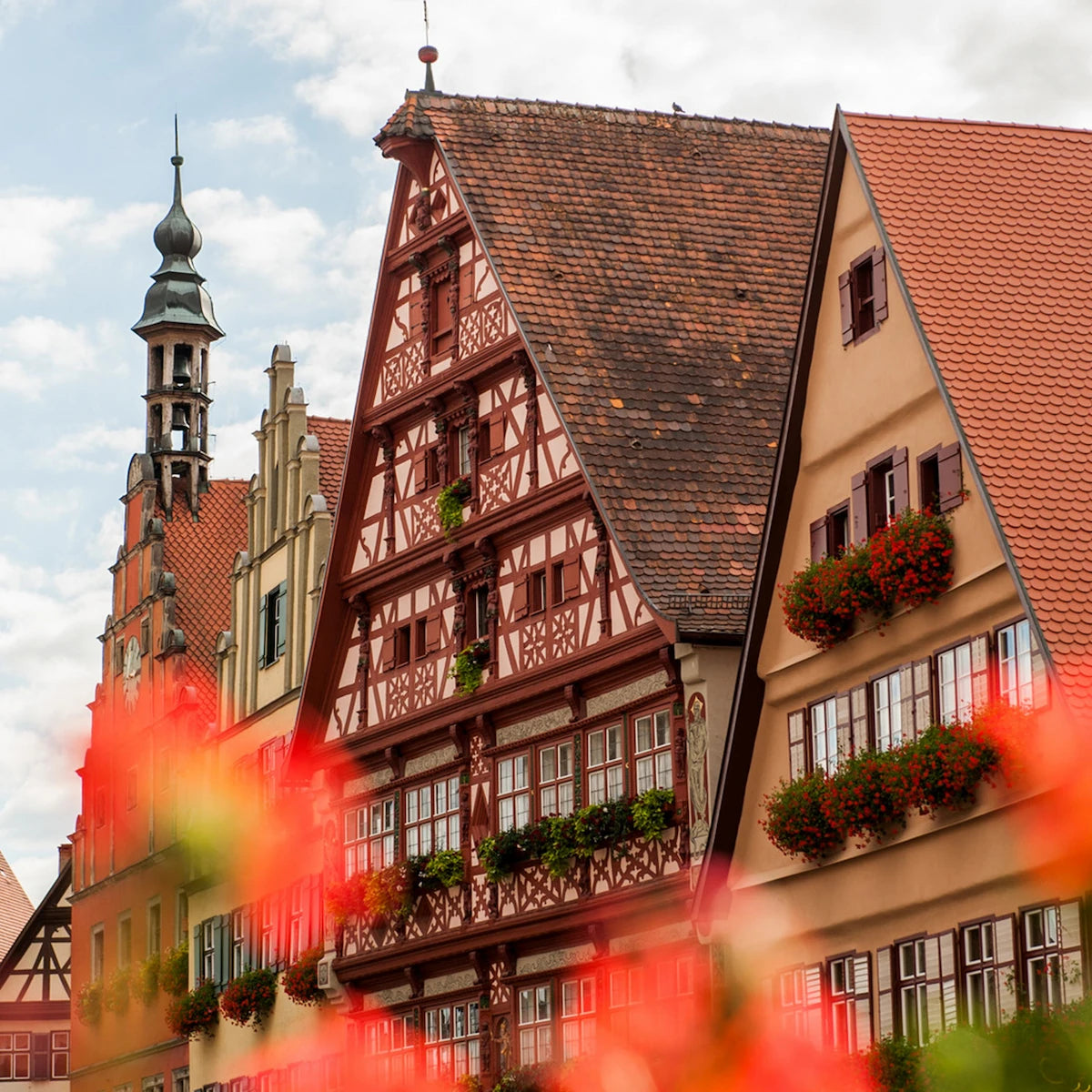 Blick auf die Fachwerkhäuser am Weinmarkt in der historischen Altstadt Dinkelsbühls