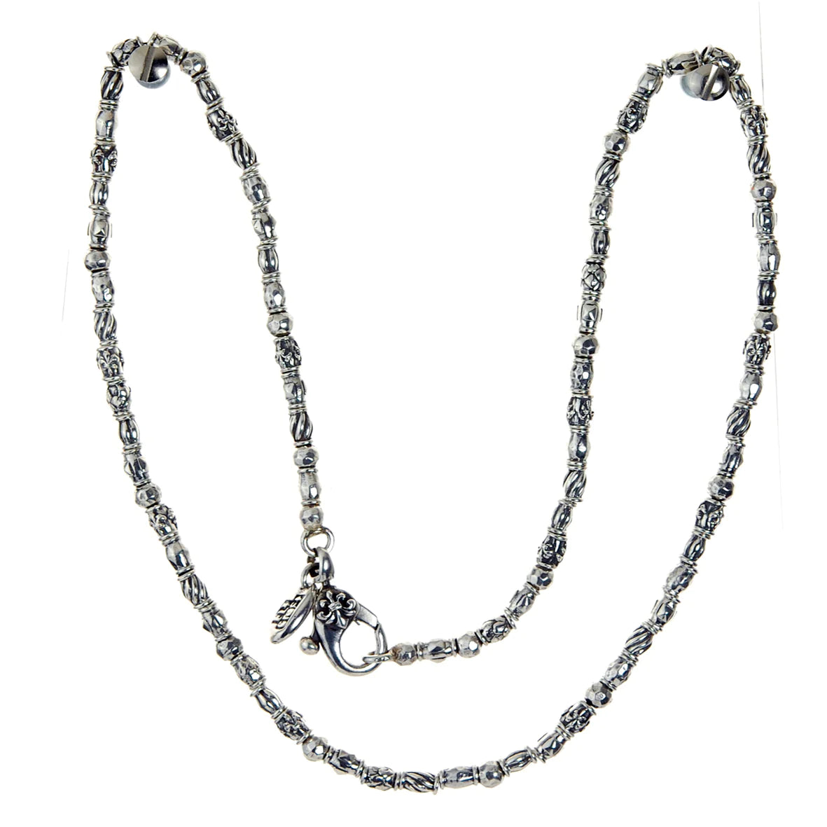 Silberne Halskette von Elfcraft mit verschiedenen Hülsen, die an Lilien, Drachen und Spiralen erinnern