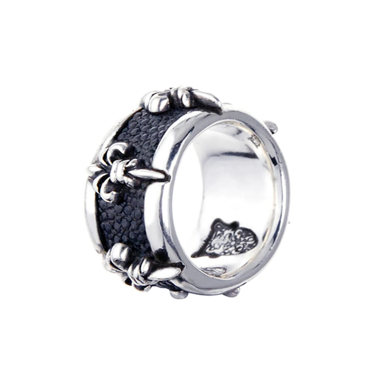 Silberner Ring von Elf Craft, in dem ein breiter Ring Searay-Leder eingelassen wurde, über dem sechs Lilien-Kreuze angebracht wurden (stehend)