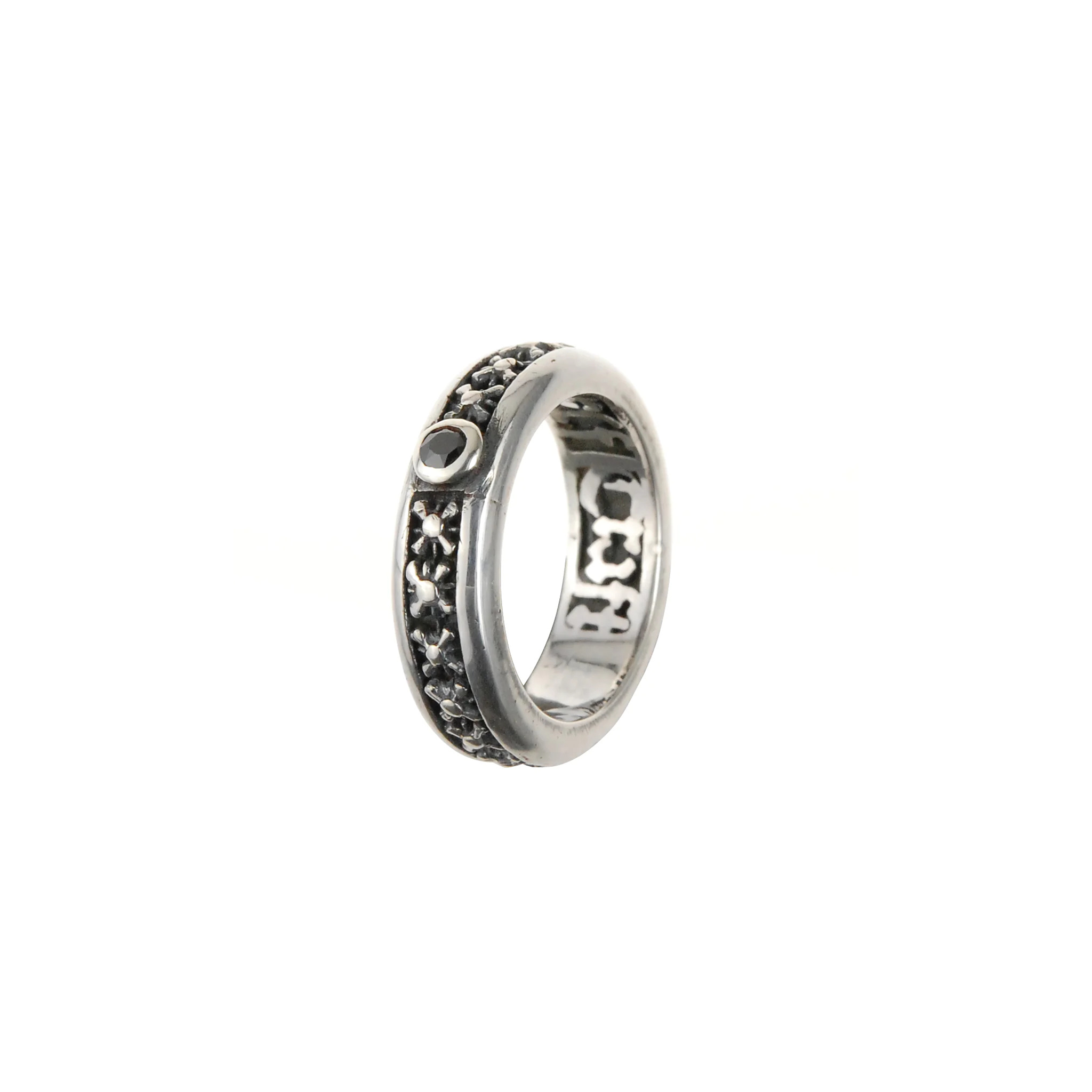 Silberner Ring von Elf Craft mit Miniatur Morgensternen und einem eingefassten schwarzen Zirkonia-Stein - stehend