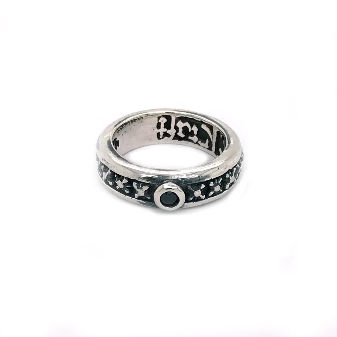 Silberner Ring von Elf Craft mit Miniatur Morgensternen und einem eingefassten schwarzen Zirkonia-Stein - liegend