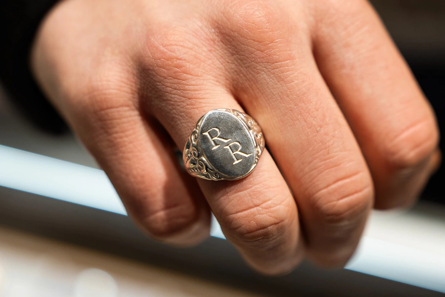 Silberner handgravierter Ring mit den Initialen RR