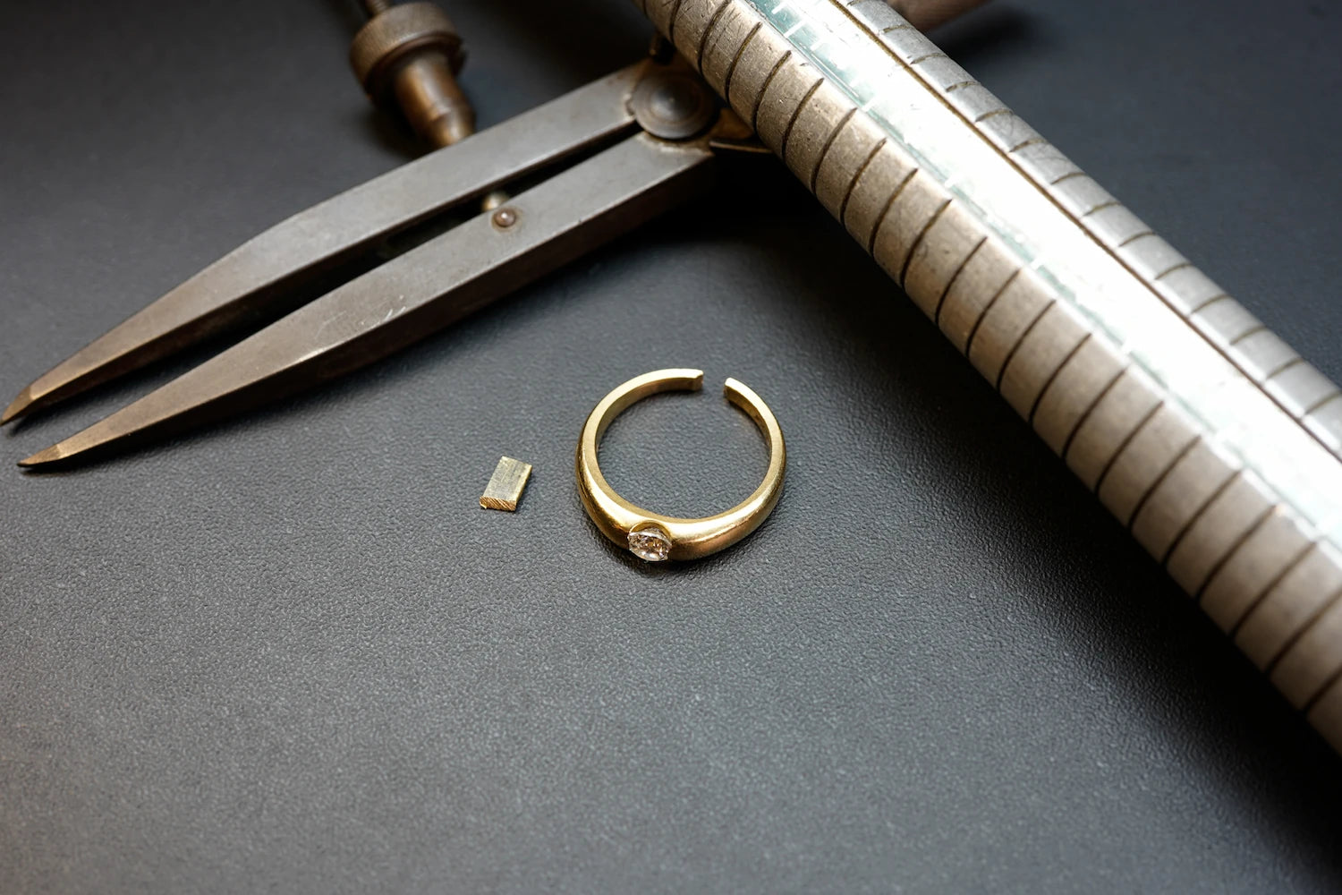 Diamant-Goldring mit Schlitz, wo Goldstück eingearbeitet wird, um Größe anzupassen