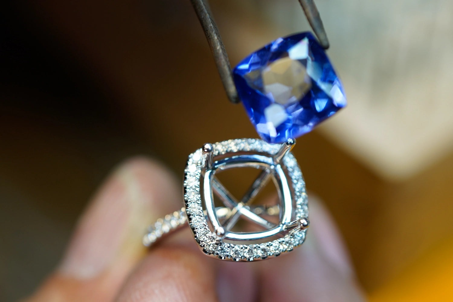 Ein individueller Ring aus Weißgold mit Diamanten und einem markanten Tansanit wird bei Schmuckatelier Lang durch einen Goldschmied gefertigt.