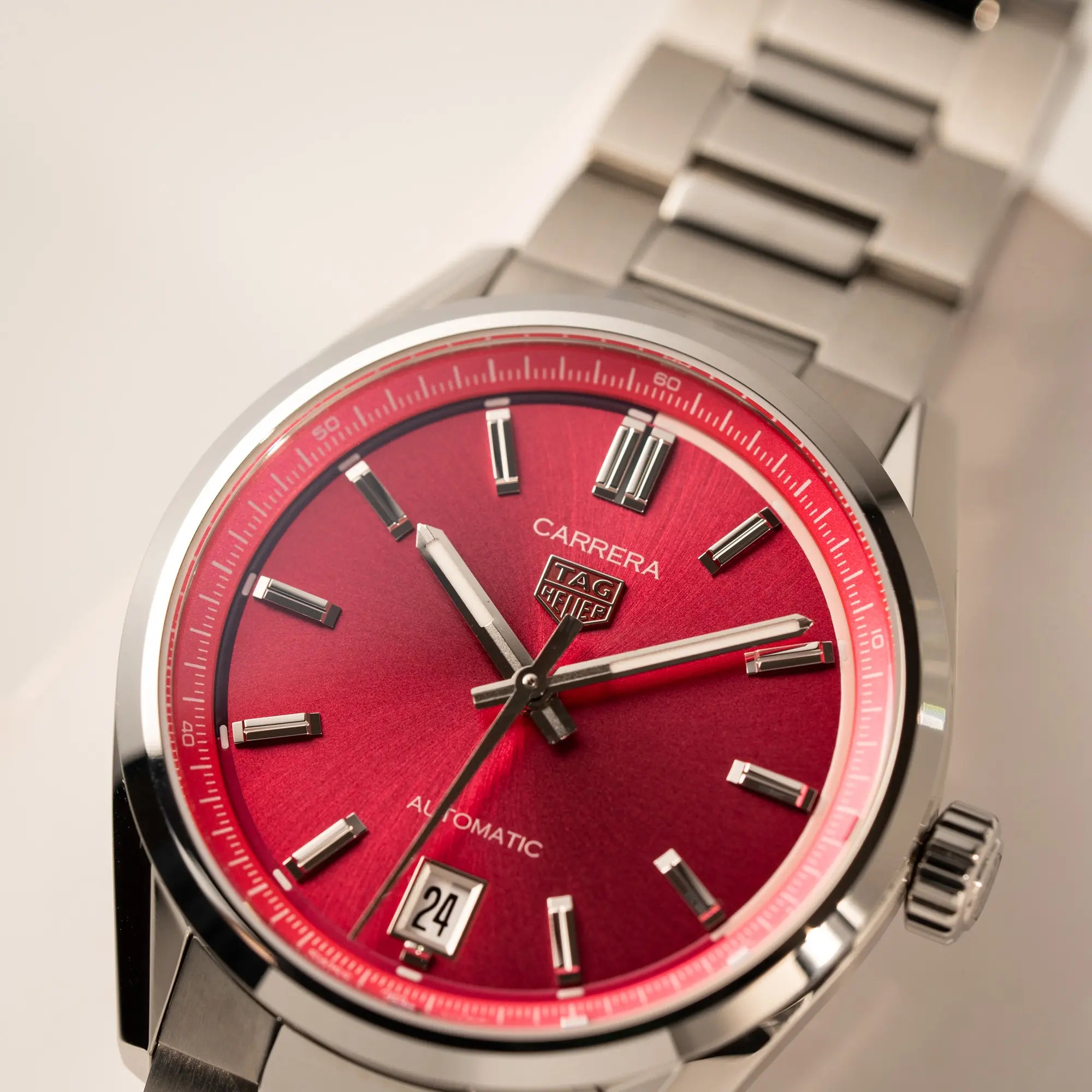 Detailaufnahme der Tag Heuer Carrera Date Lady mit einem 36mm-Gehäuse und einem markanten pinken Zifferblatt mit Sonnenschliff-Finish
