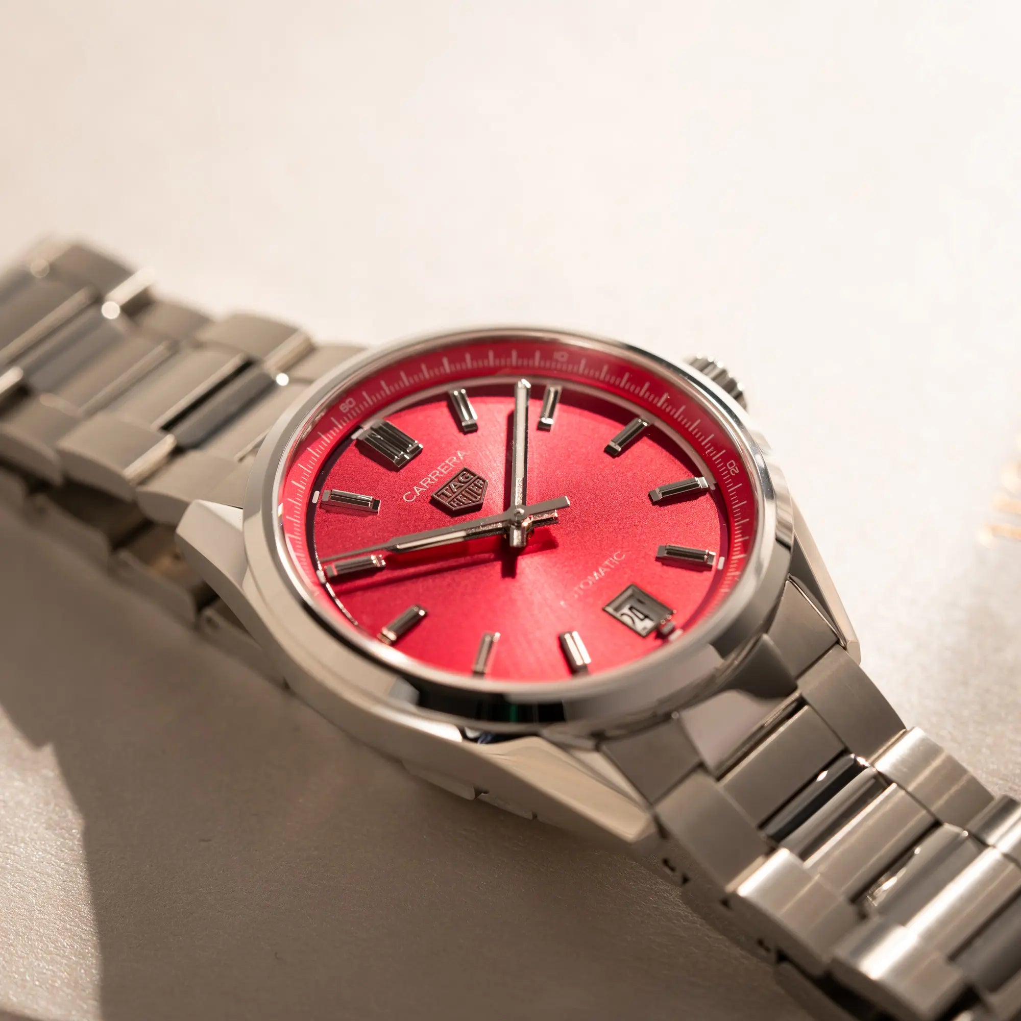 Produktfoto der Tag Heuer Carrera Date Lady mit einem 36mm-Gehäuse und einem markanten pinken Zifferblatt mit Sonnenschliff-Finish