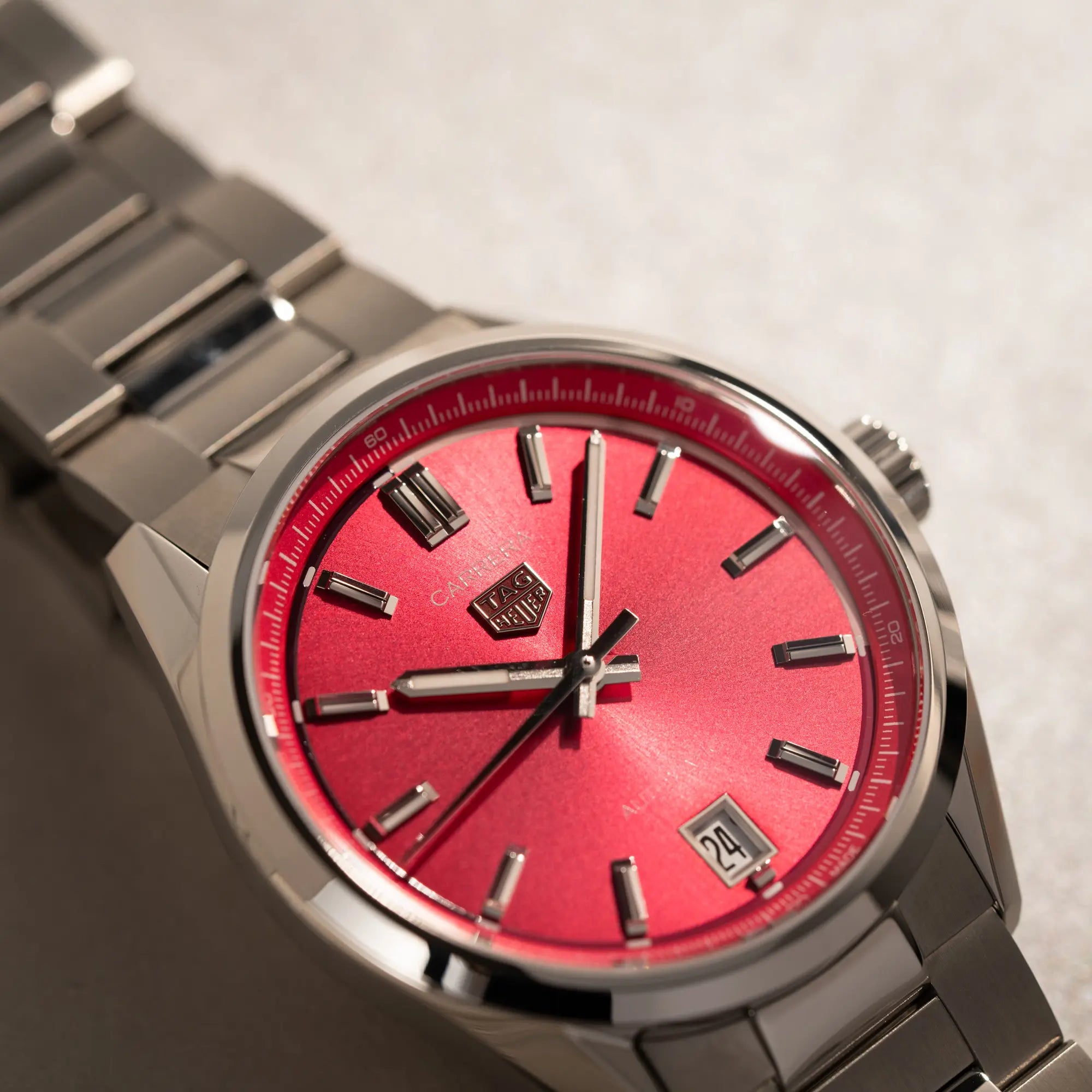 Detailnahme der Tag Heuer Carrera Date Lady mit einem 36mm-Gehäuse und einem markanten pinken Zifferblatt mit Sonnenschliff-Finish
