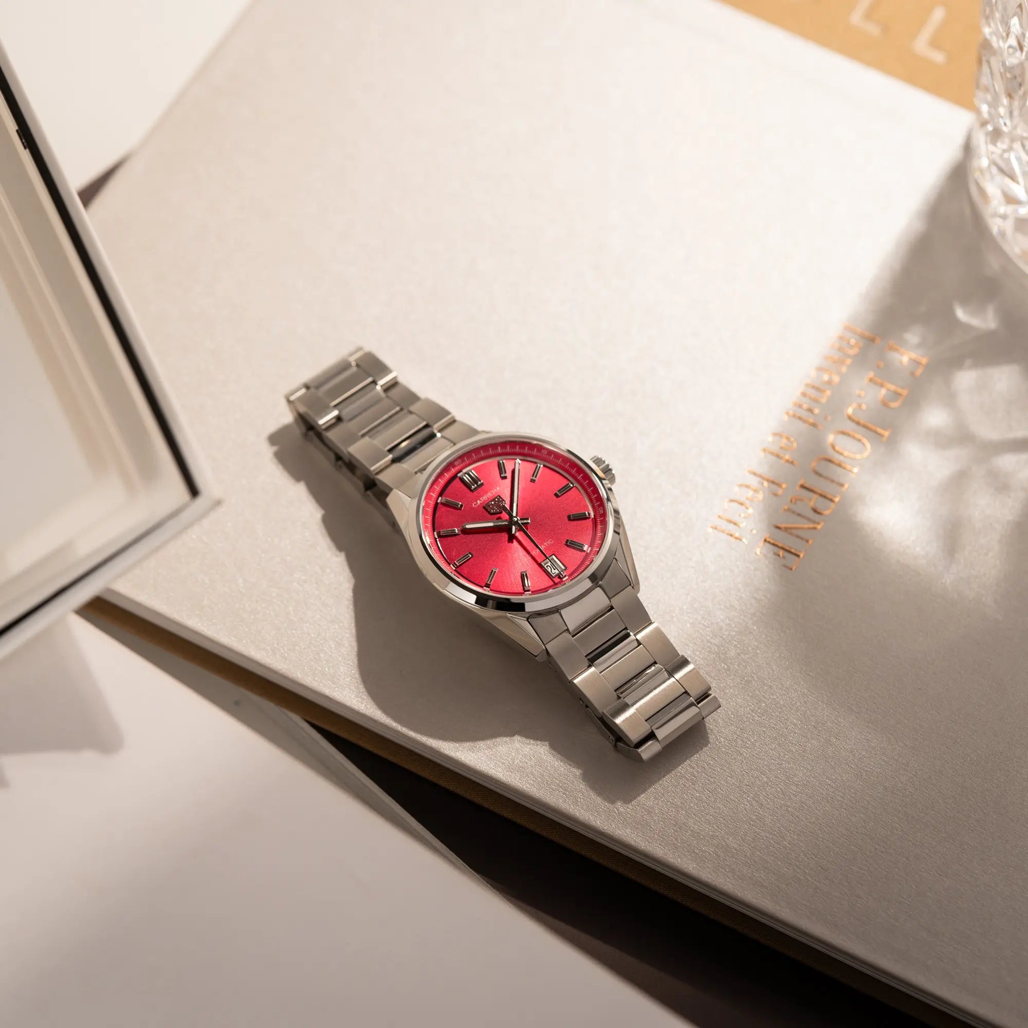 Produktfotografie der Tag Heuer Carrera Date Lady mit einem 36mm-Gehäuse und einem markanten pinken Zifferblatt mit Sonnenschliff-Finish