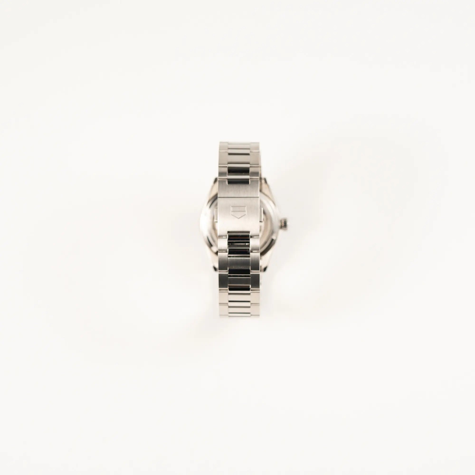 Blick auf das Edelstahlarmband mit Faltschliesse von der Tag Heuer Carrera Date Lady mit einem 36mm-Gehäuse und einem markanten pinken Zifferblatt mit Sonnenschliff-Finish