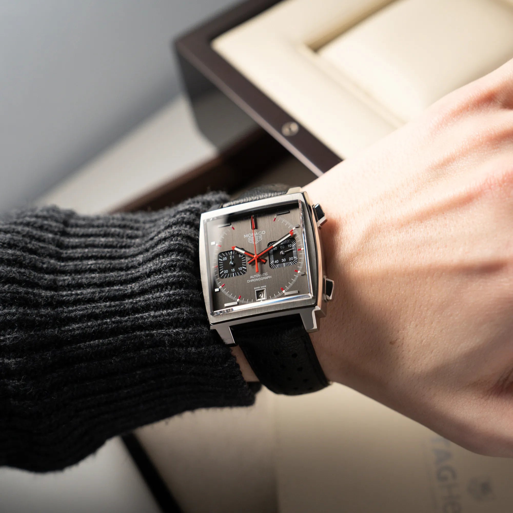 Mann trägt die Tag Heuer Monaco CAW211B Final Limited Edition mit grauem Zifferblatt für einen Wristshot an seinem Handgelenk