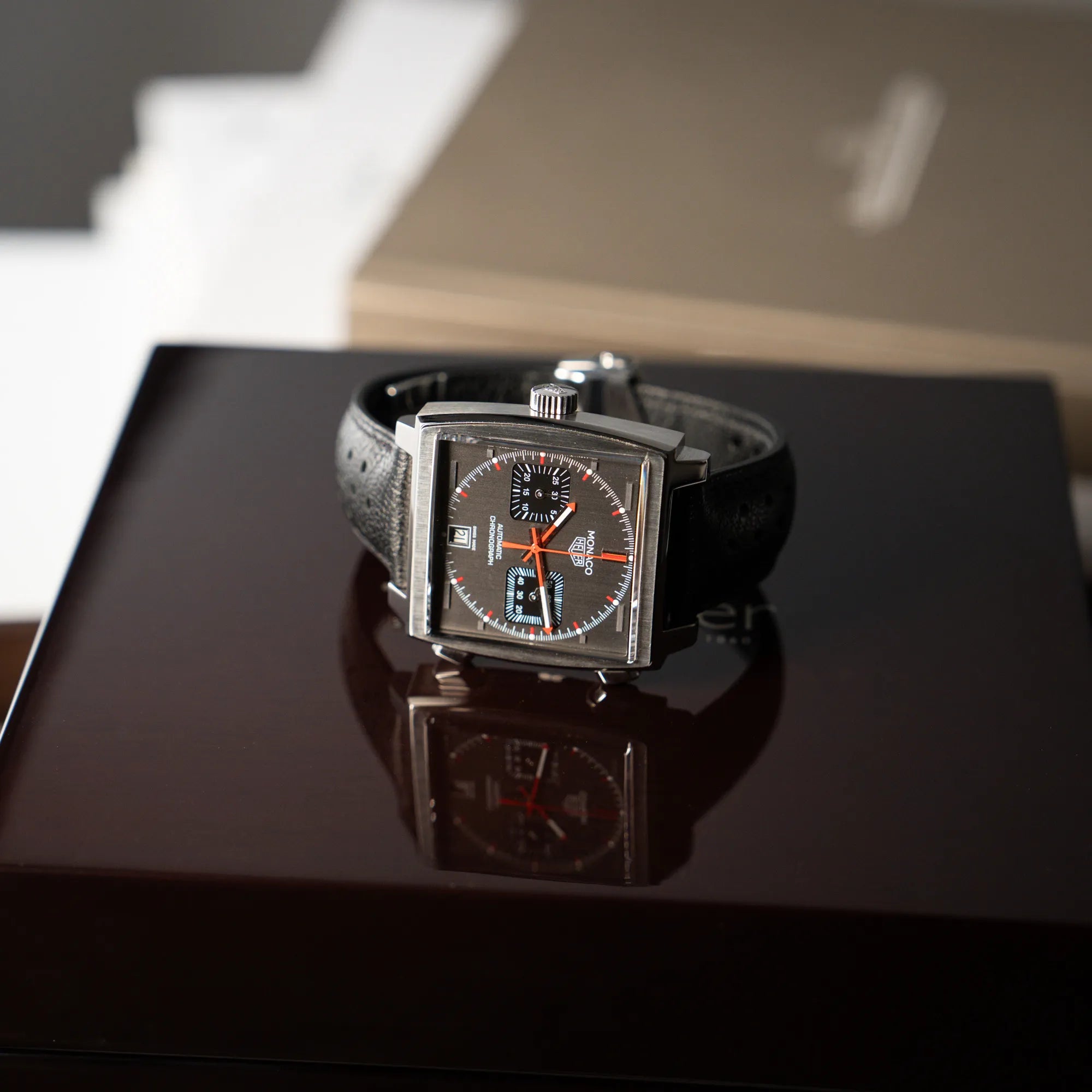 Produktfotgrafie der Tag Heuer Monaco CAW211B Final Limited Edition mit grauem Zifferblatt