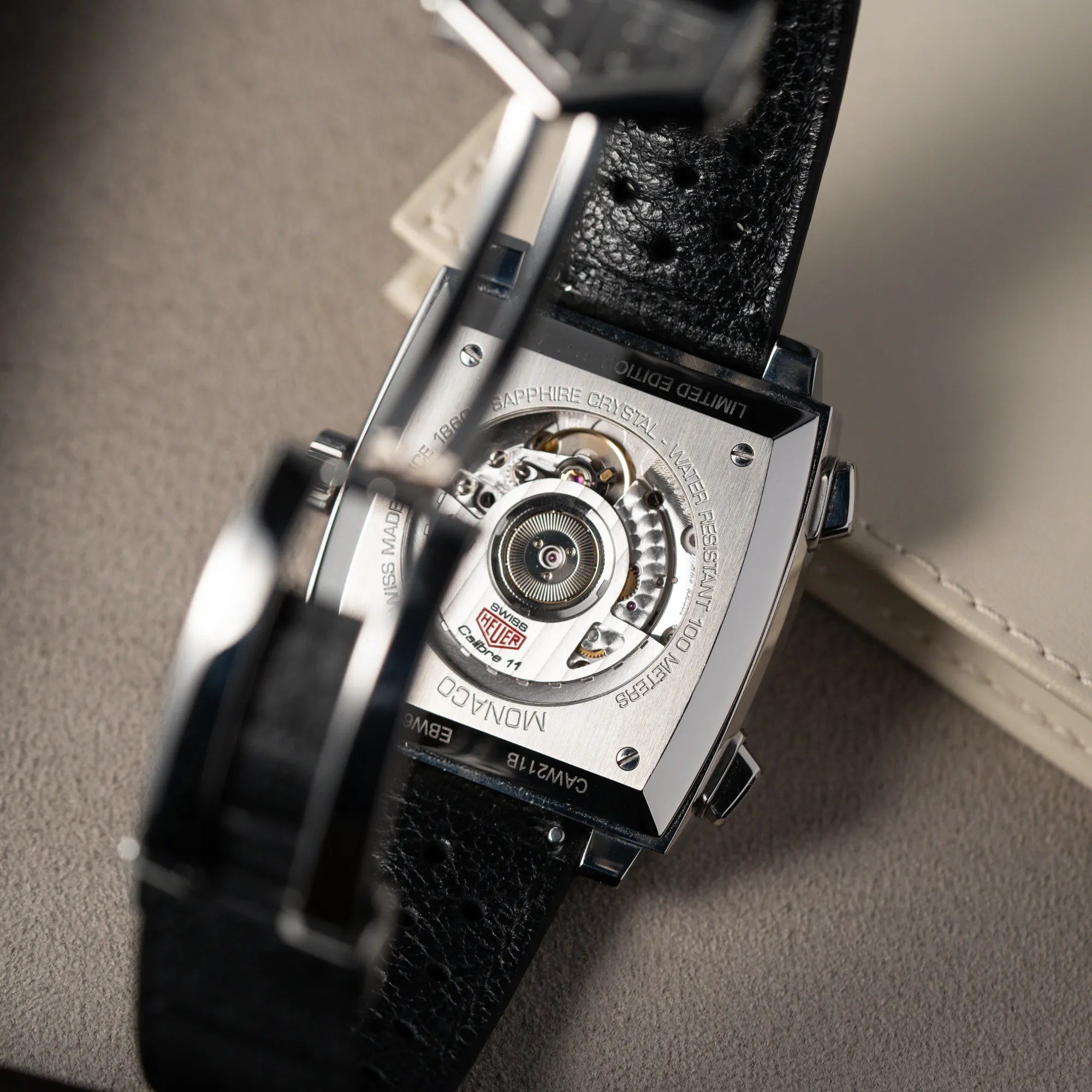 Produktfotografie der Tag Heuer Monaco CAW211B Final Limited Edition mit grauem Zifferblatt zeigt den Sichtboden mit Blick auf das Calibre 11