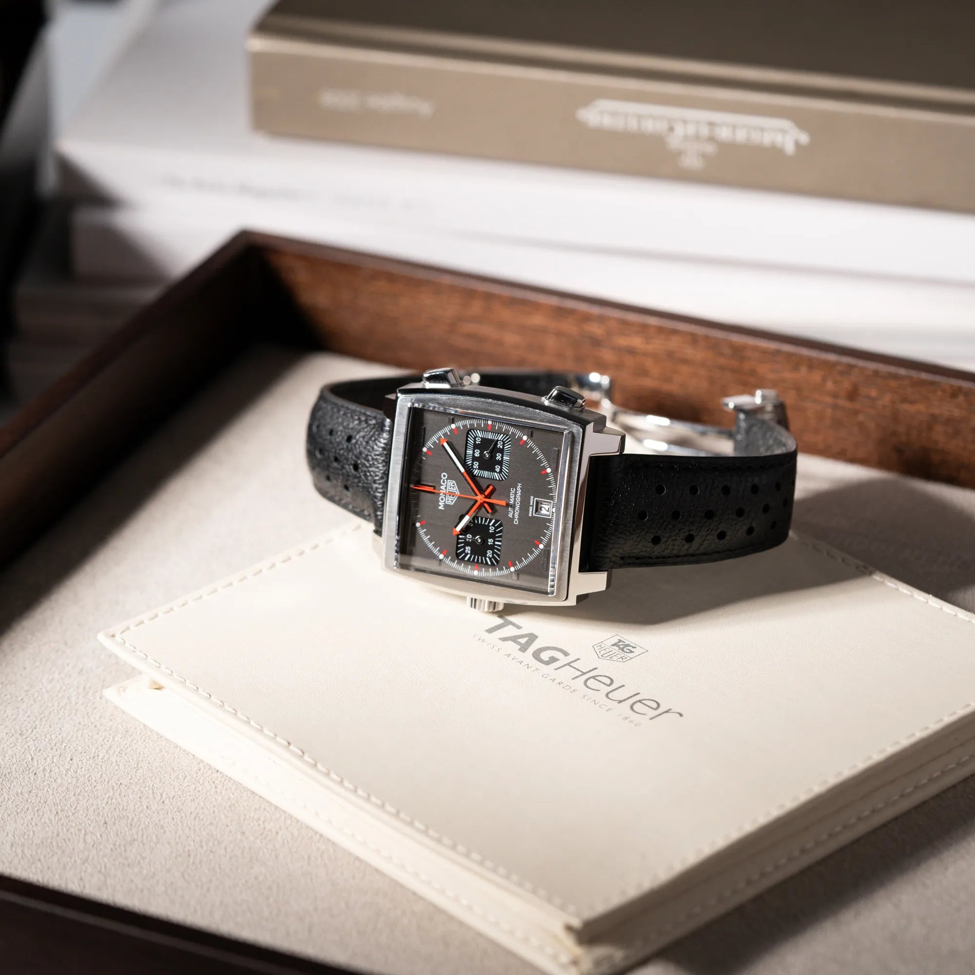 Produktfotografie der Tag Heuer Monaco CAW211B Final Limited Edition mit grauem Zifferblatt