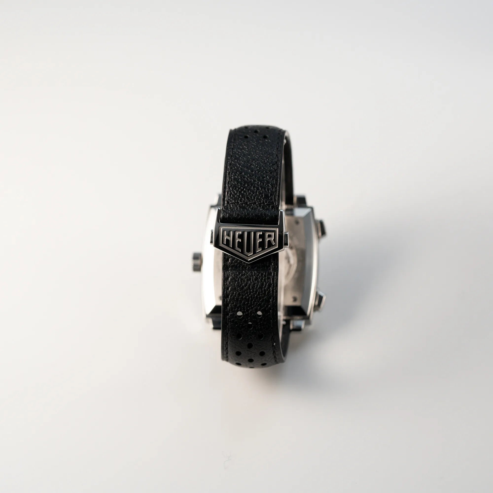 Blick auf das Lederband mit originaler Heuer-Schliesse der Tag Heuer Monaco CAW211B Final Limited Edition mit grauem Zifferblatt