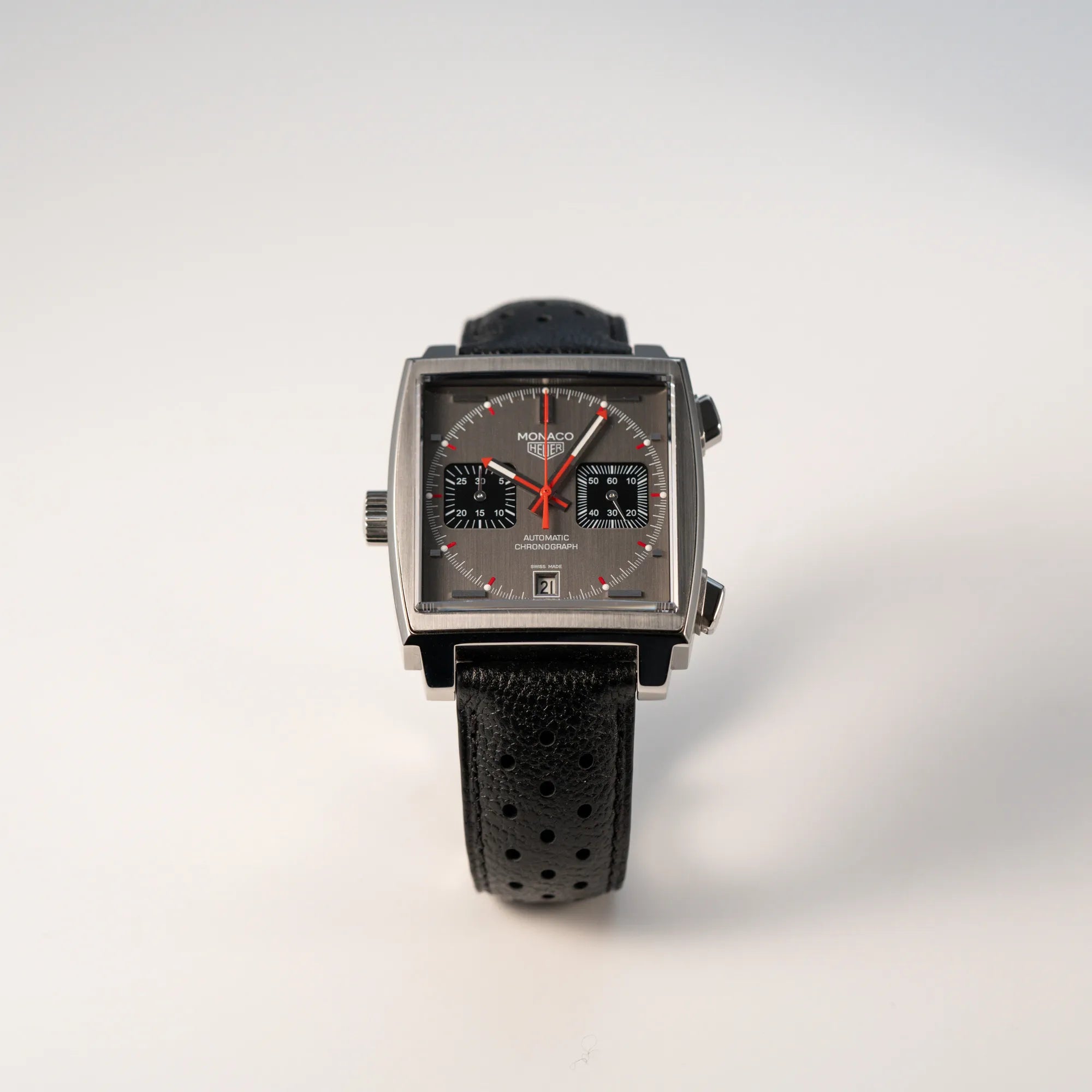 Frontale Ansicht der Tag Heuer Monaco CAW211B Final Limited Edition mit grauem Zifferblatt