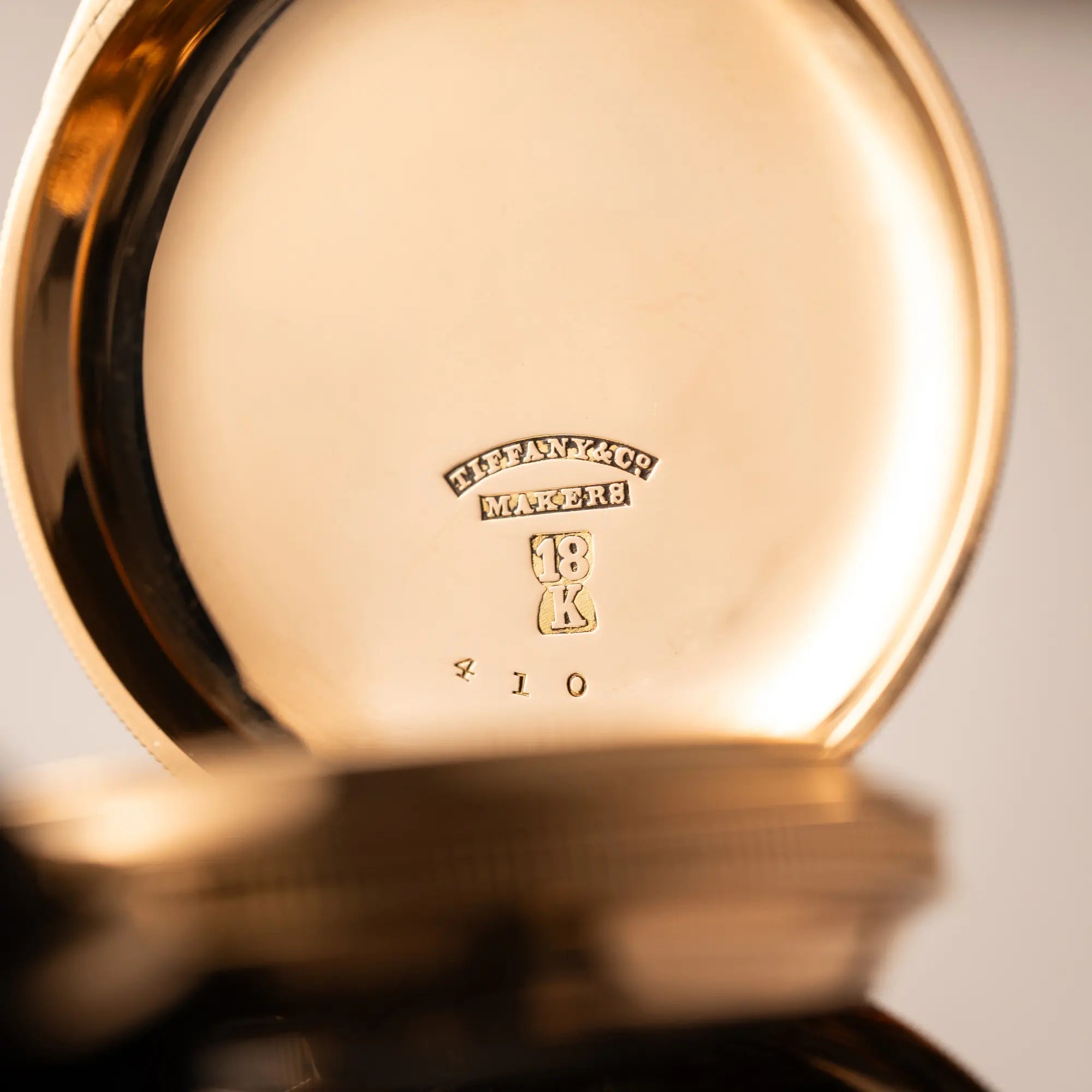 Stempel im Gehäusedeckel von der Tiffany & Co Savonette Taschenuhr aus 18k Gelbgold mit weißem Zifferblatt und römischen Indizes