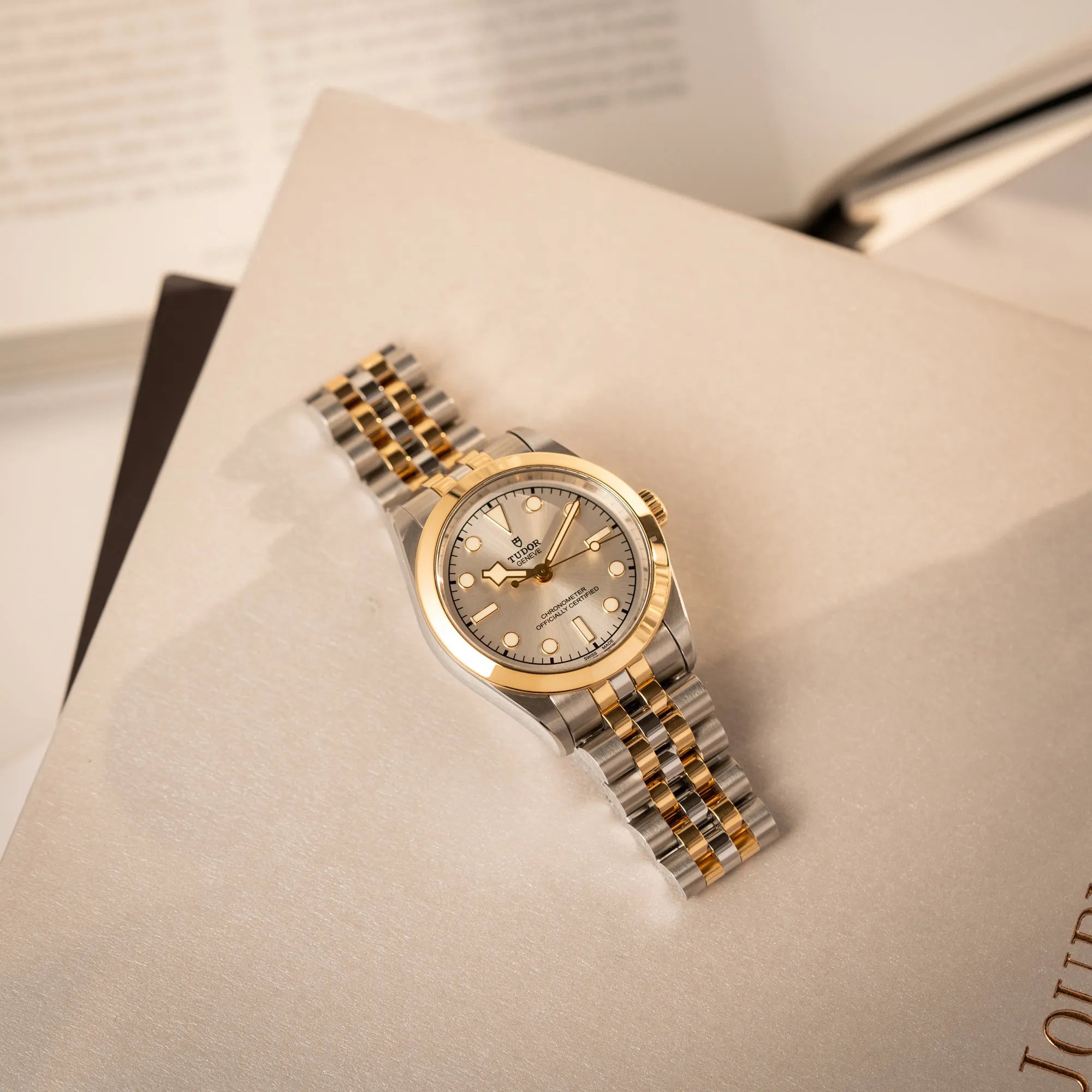 Produktfoto zu der Tudor Black Bay 31 Stahl Gold der Referenz 79603 mit silberfarbenem Zifferblatt am Jubilee-Armband