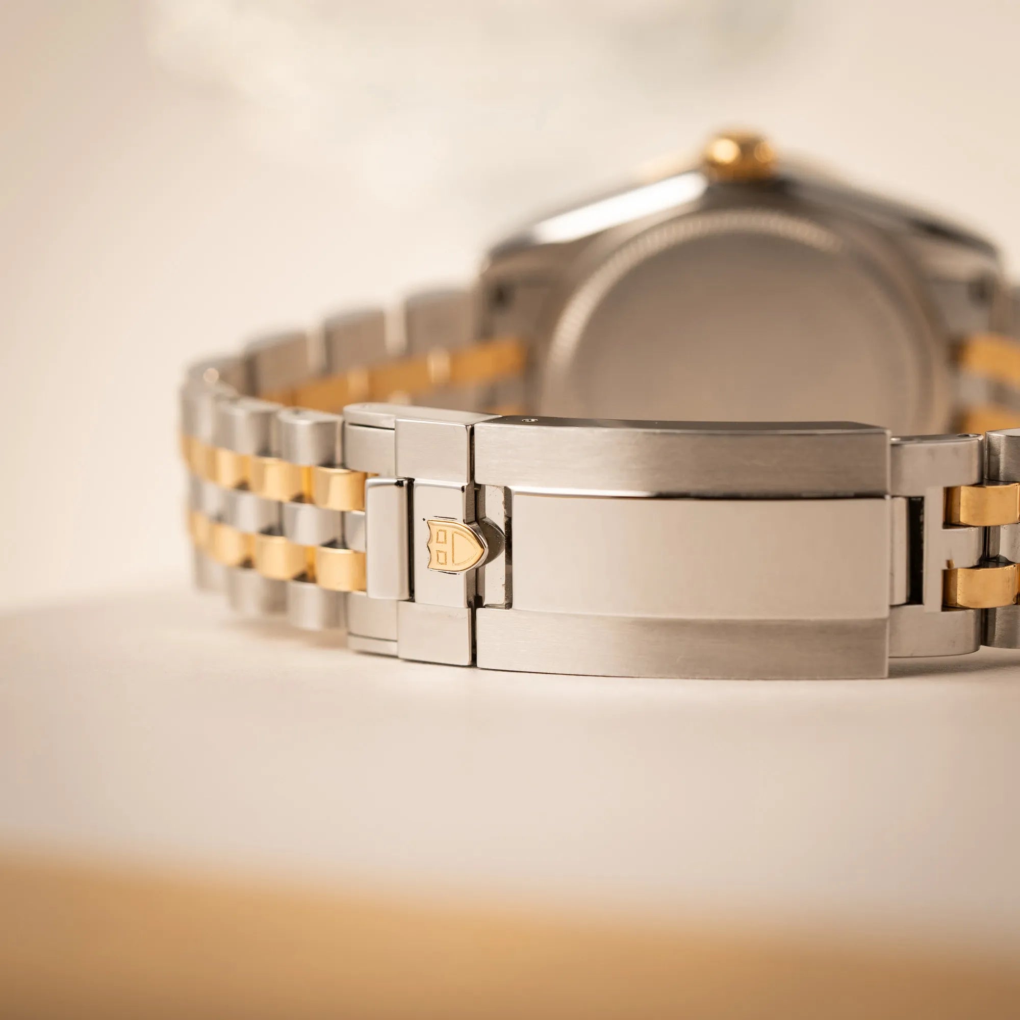 Detailaufnahme der Schliesse der Tudor Black Bay 31 Stahl Gold der Referenz 79603 mit silberfarbenem Zifferblatt am Jubilee-Armband