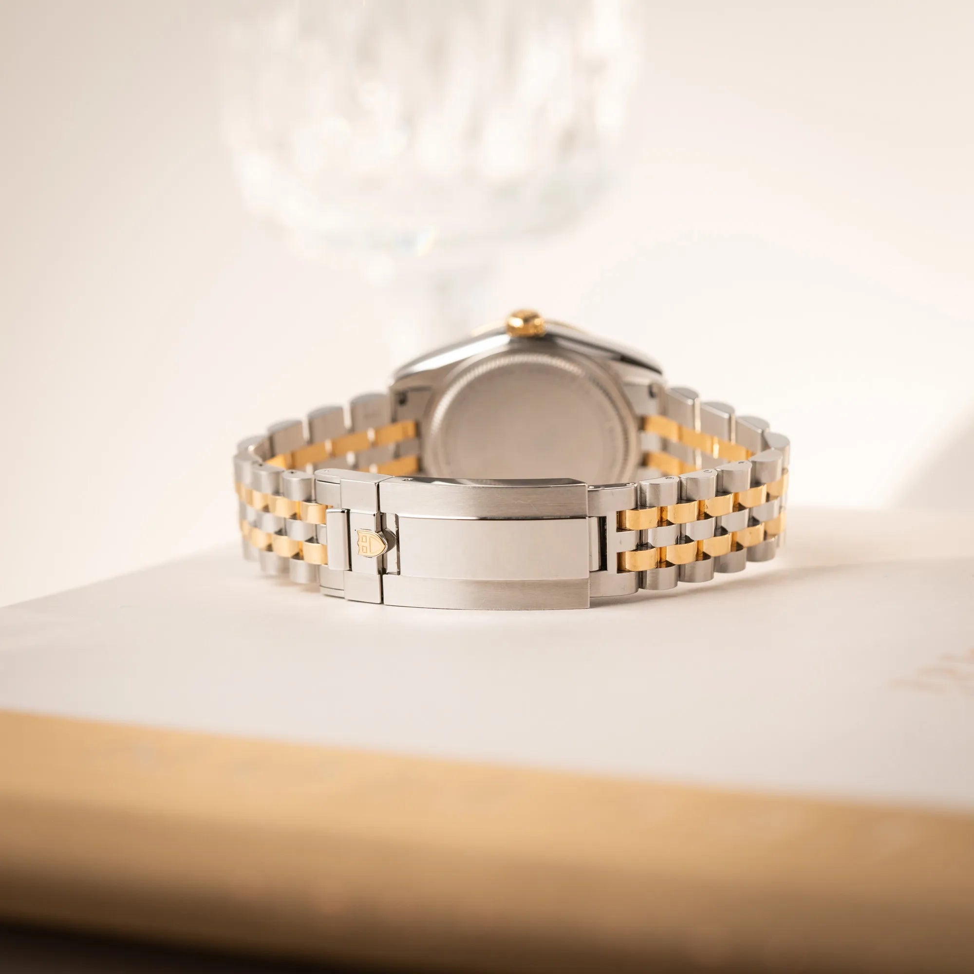 Band und Schliesse der Tudor Black Bay 31 Stahl Gold der Referenz 79603 mit silberfarbenem Zifferblatt am Jubilee-Armband