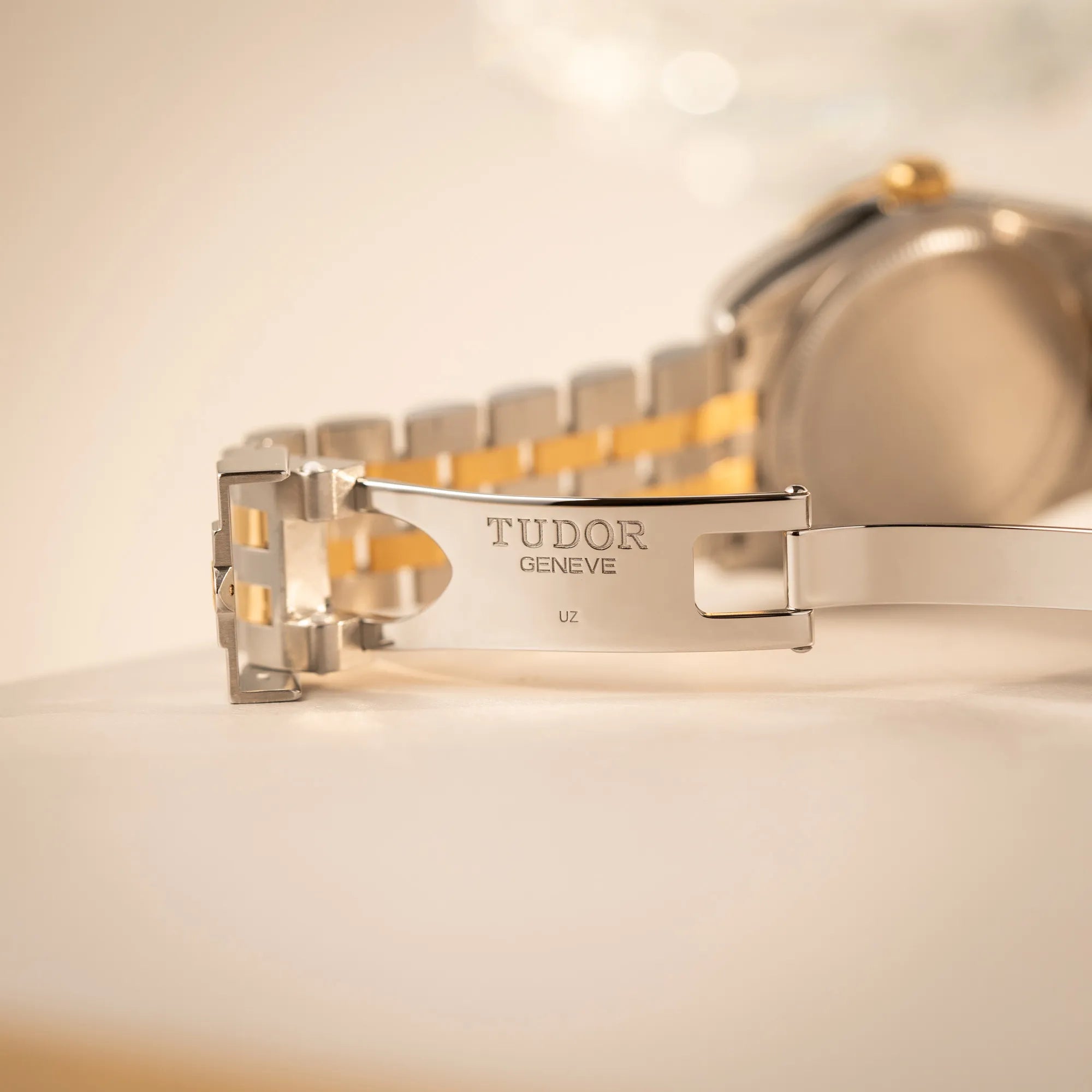 Tudor Geneve Logo im Inneren der Faltschliesse von der Tudor Black Bay 31 Stahl Gold der Referenz 79603 mit silberfarbenem Zifferblatt am Jubilee-Armband