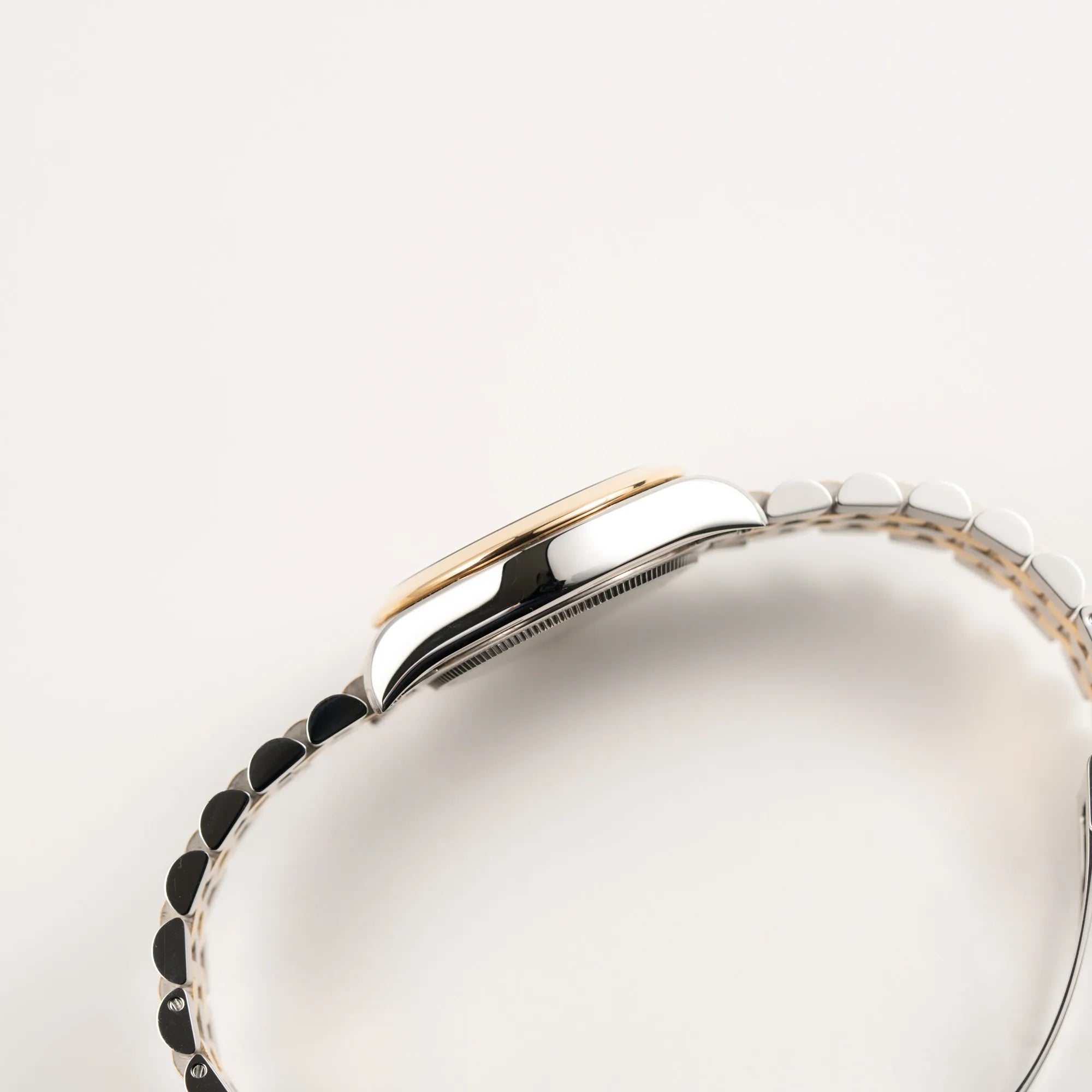 Seitliche Gehäuseflanke der Tudor Black Bay 31 Stahl Gold der Referenz 79603 mit silberfarbenem Zifferblatt am Jubilee-Armband