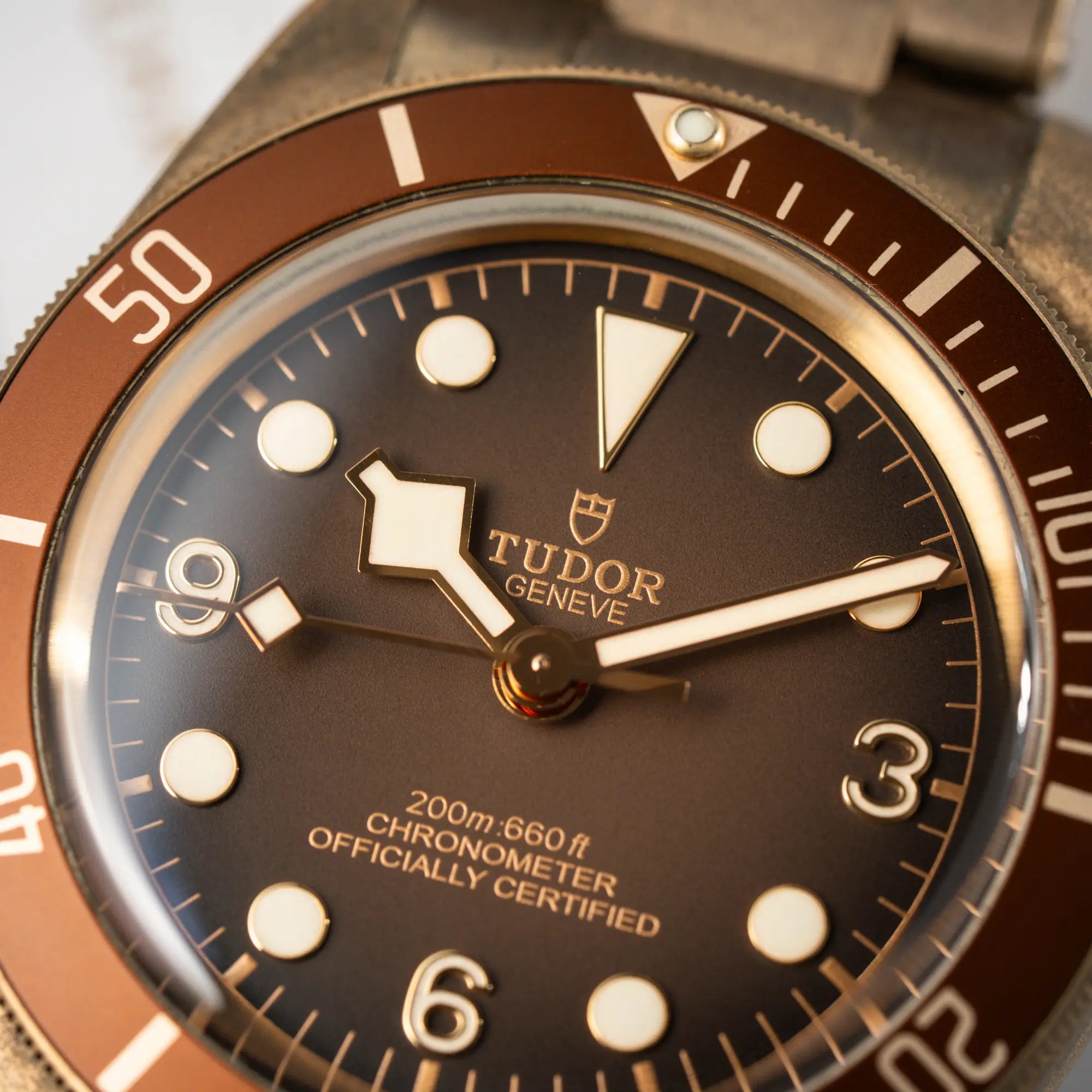 Detailaufnahme des Zeigersatzes der Tudor Black Bay 58 M79012M in Bronze, deren Oberfläche bereits mit einer gleichmäßigen Patina überzogen ist, mit einem braunem Zifferblatt