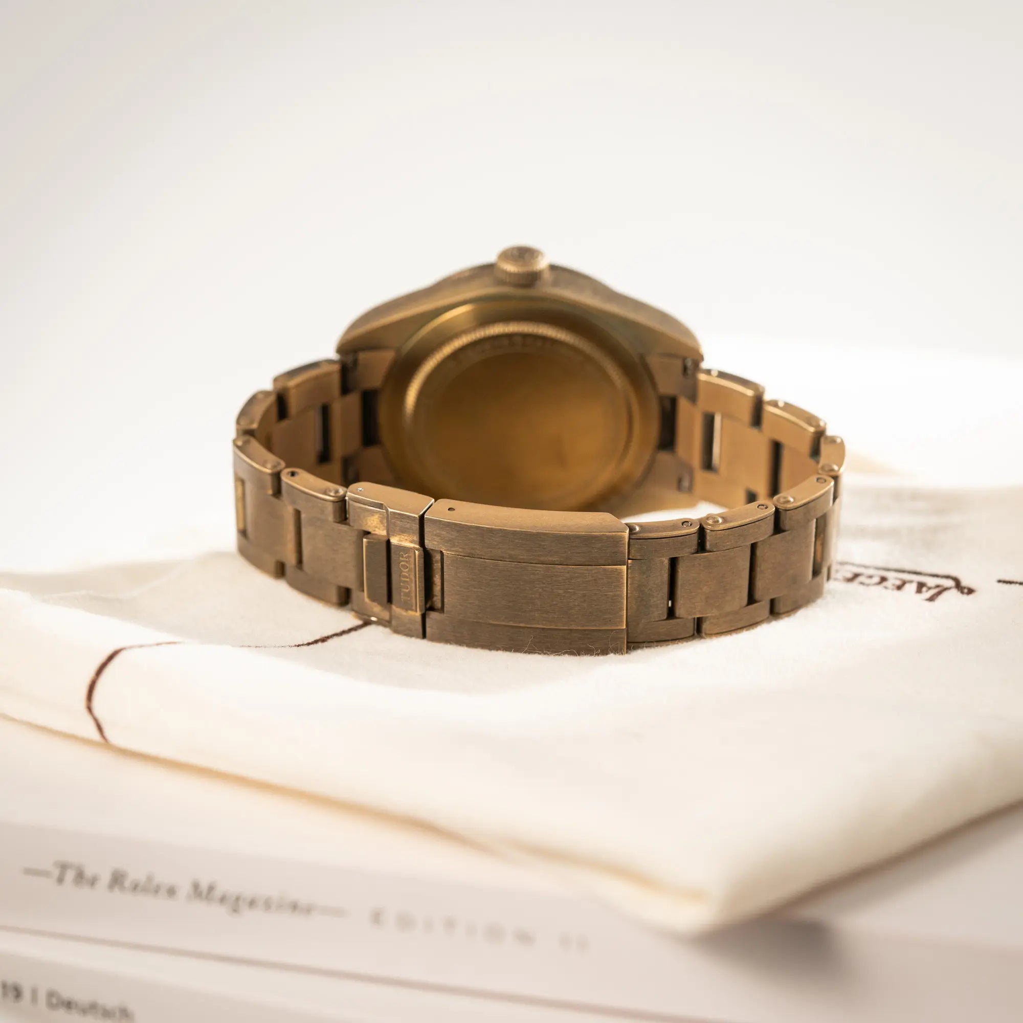 Produktfotografie der Tudor Black Bay 58 M79012M in Bronze, deren Oberfläche bereits mit einer gleichmäßigen Patina überzogen ist, mit einem braunem Zifferblatt zeigt das Armband und die Schliesse